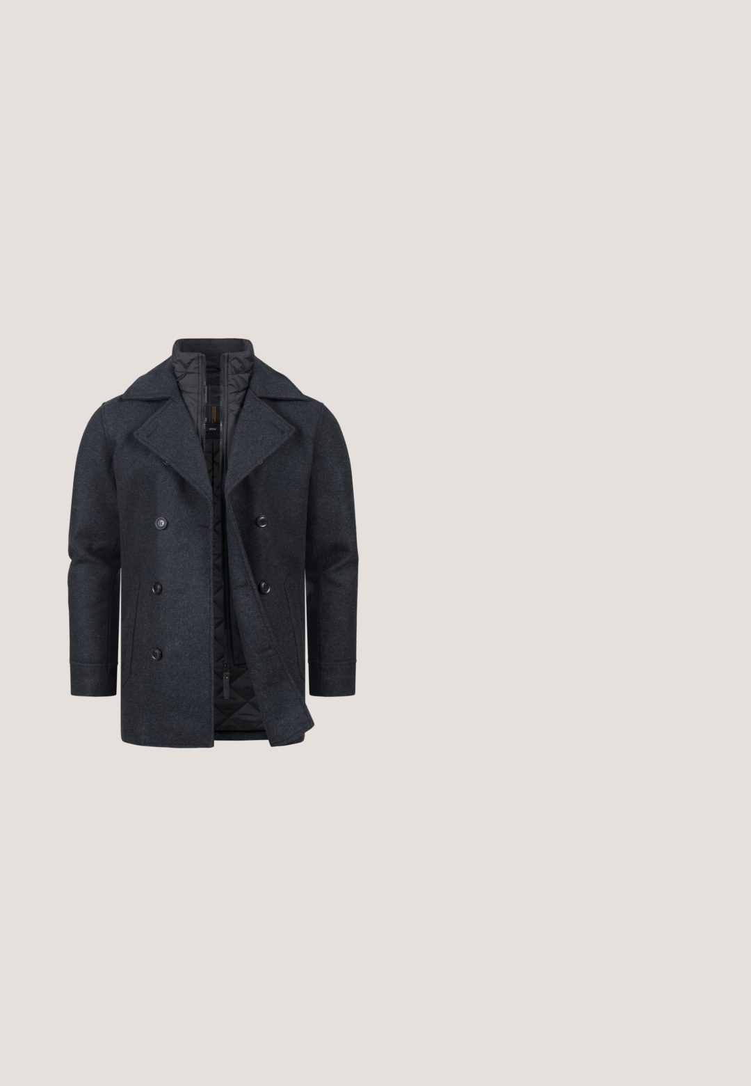 Donkergrijze wollen mix peacoat met een dubbelgeknoopte voorkant, brede revers en gewatteerd interieur. Voorzien van grote zwarte knopen en zijzakken.; Donkergrijze lange mouw trui met een rits tot een kwart en een hoge kraag, gemaakt van gebreid materiaal.; Witte katoenen t-shirt met korte mouwen, een ronde halslijn en een ontspannen pasvorm, met een zachte textuur en zonder zichtbare patronen of hardware.; Zwarte broek van gladde stof. Heeft een knoopsluiting, lussen voor een riem en een slim fit ontwerp met taps toelopende pijpen. Geen zichtbare patronen.; Zwarte leren Chelsea-laars met elastisch zijpaneel, trekriempje aan de hiel, lage hak en glad afgeronde teen, getoond in zijaanzicht op witte achtergrond.; Zwarte leren toilettas met een horizontale ritszak aan de voorkant en een zijhandvat op een witte achtergrond.