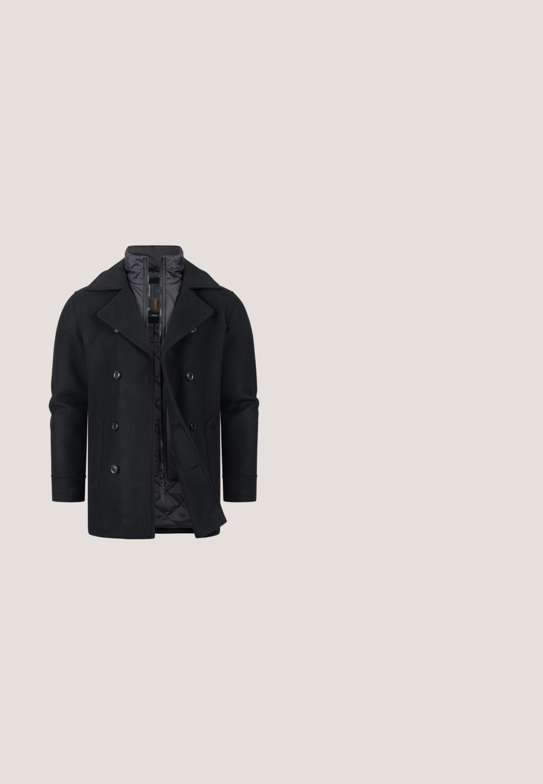 Sort dobbeltbrystet frakke med uldeksteriør, kviltet indre foer, spidse kraver og store knapper. Indeholder sidelommer.; Sort strikket sweater med høj krave og halv lynlås, der har et kabelstrik mønster samt ribbede manchetter og kant. Læderlogo mærke ved kanten.; Sort langærmet t-shirt lavet af blødt stof, med rund halsudskæring og tætsiddende silhuet, uden mønstre eller udsmykninger.; Sorte slim-fit jeans i denim materiale med en glat overflade. Med fem lommer og en lynlås med knaplukning i taljen.; Sort og brunt læder ankelstøvle med beige sål, sorte snørebånd, struktureret krave og fleecefór detaljer på en hvid baggrund.; Sort rektangulær crossbody taske med lomme foran med lynlås og justerbar rem prydet med mærkens navn.