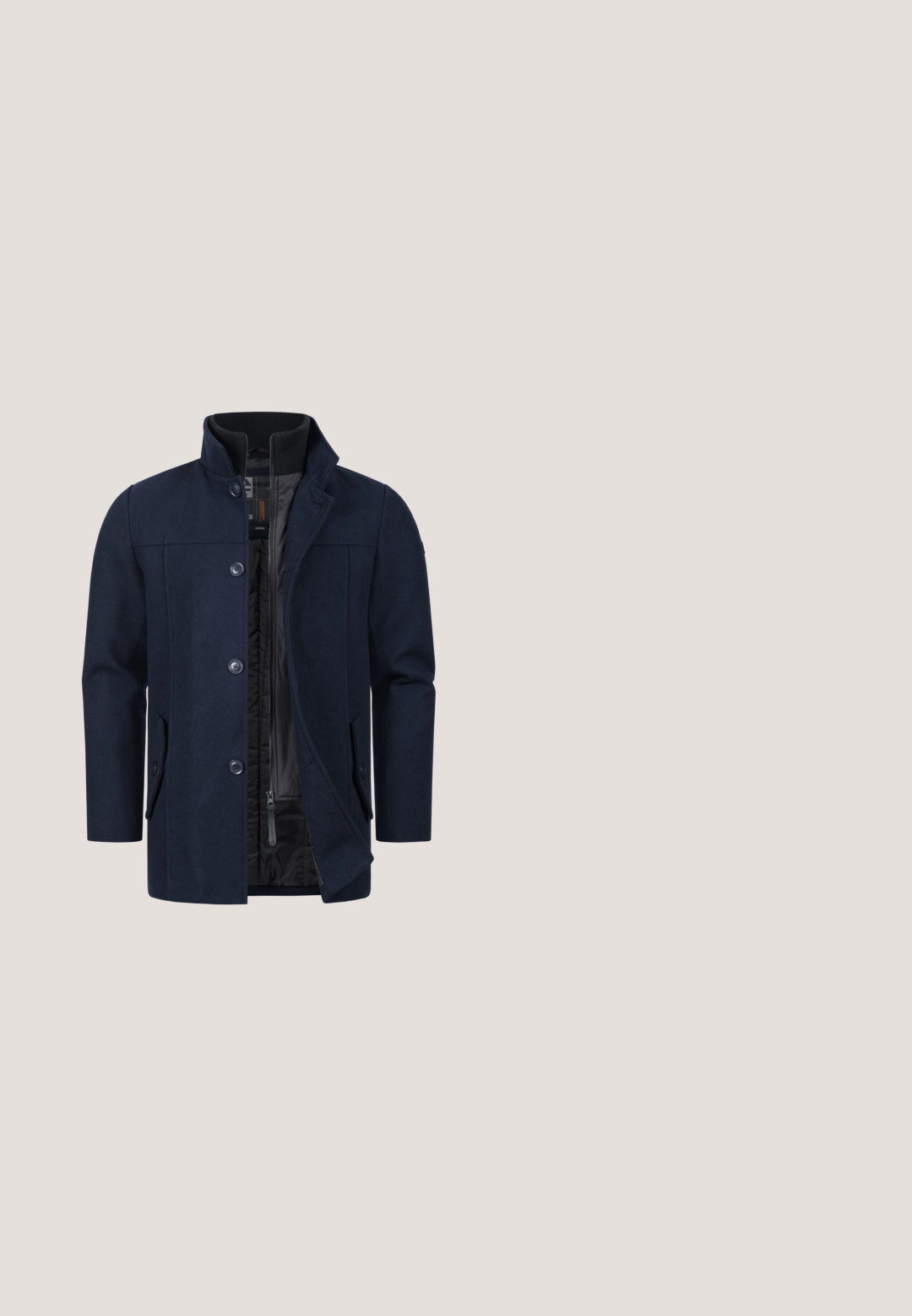 Marineblauwe wollen blendjas met een geknipt kraag, knoopsluiting, voorzakken en een gewatteerde voering voor extra warmte.; Marineblauwe gebreide trui met textuur en chevronpatroon, lange mouwen, geribde manchetten en onderkant, hoge kraag en voorzijde met halve rits.; Donkerblauw overhemd met lange mouwen, knopen, borstzak en een knoopkraag, weergegeven op een witte achtergrond.; Donkerblauwe denim jeans met een rechte pijp, voorzien van voorzakken, een ritssluiting en subtiele stikdetails.; Tanskleurige wandelschoen met zwarte gevoerde kraag, metalen veterogen, brown veters en een dikke bruine profielzool op een witte achtergrond.; Zwarte leren messengertas met een textuuroppervlak, ritssluiting, verstelbare band en een frontale streep met rode, witte en blauwe details.