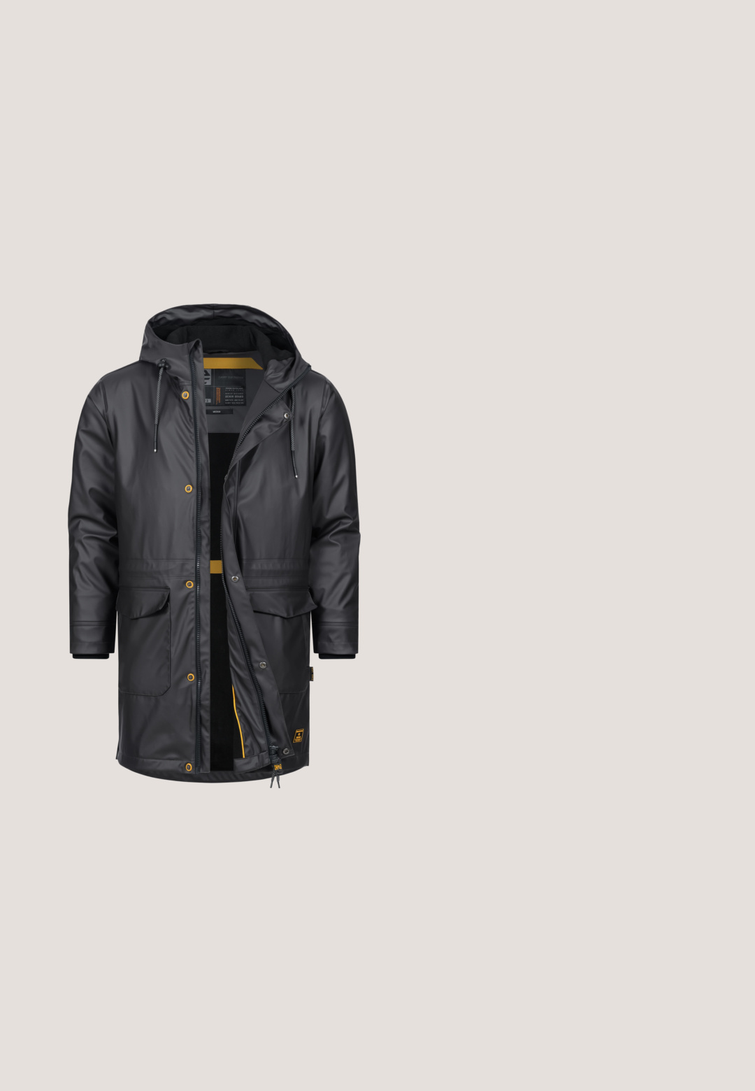Waterdichte zwarte parka met een capuchon, voorzien van gele accenten, meerdere vo pockets en een ritssluiting. Glad materiaal met een gestructureerde afwerking.; Lichtgrijze sweatshirt gemaakt van zachte stof. Heeft een ronde halslijn, lange mouwen en ribgebreide manchetten en onderrand, zonder zichtbare patronen of logo's.; Olijfgroene T-shirt met korte mouwen, een V-hals en een detail met twee knopen. Zachte textuur met een subtiel gemêleerd patroon, gemaakt van ademend materiaal.; Zwarte cargo-broeken met elastische boorden, een tailleband met trekkoord en twee zijzakken. Gemaakt van duurzame stof met een gladde textuur.; Timberland BRITTON ROAD EYE MOC-TOE - Veterboots - black; Zwarte leren schoudertas met textuur, zilverkleurige accenten, verstelbare schouderriem, ritssluiting en een driehoekig logo-embleem.
