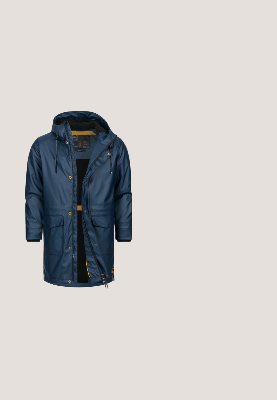 Parka impermeable de color marino con capucha, cierre de cremallera y botones a presión. Presenta dos bolsillos frontales y un forro interior en contraste.; Sudadera con capucha que presenta un cuerpo azul y mangas beige, con un parche de logo texturizado, cordones, bolsillos tipo canguro y acentos triangulares.; Camiseta de algodón blanca con un logo rojo y azul marino que incluye el texto "The Original Lonsdale" y "London". Mangas cortas y ajuste estándar.; Pantalones deportivos de color azul marino, hechos de una tela suave, con cintura elástica, cordón ajustable y bolsillos laterales; pierna ajustada con puños de canalé.; Zapatilla de ante marrón con acentos azul marino, diseño perforado, cierre de cordones y suela de goma blanca; cuenta con logo en el lateral y lengüeta trasera para facilitar el calzado.; Riñonera azul marino con bolsillo frontal con cremallera y correa ajustable, con una parche de cuero marrón con logo en relieve.