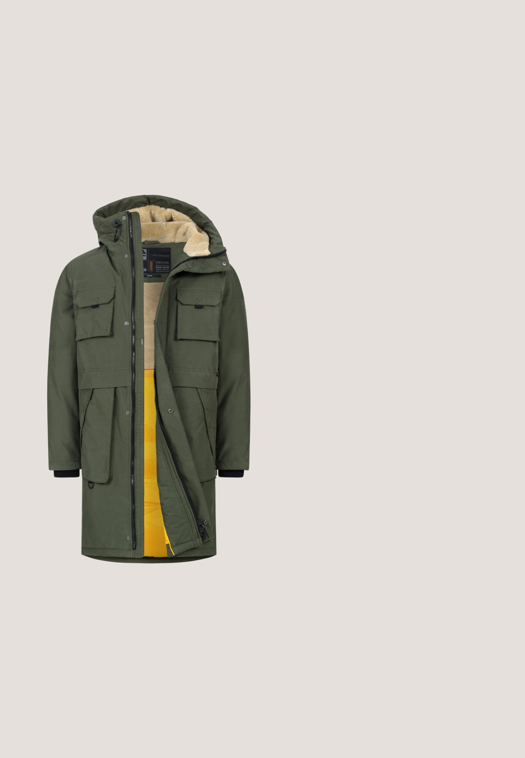 Olijf groene parka met een ritsluiting, vier voorkanten zakken en een gele geïsoleerde voering met een zachte binnenkant. Inclusief verstelbare capuchon.; Bruine geribbelde gebreide trui met een ronde halslijn en lange mouwen. Heeft een aansluitende zoom en een gestructureerde stof.; Lange mouwen witte poloshirt met rode kraagstrepen, geborduurd logo en knoopsluiting. Zacht materiaal met een ontspannen pasvorm.; Lichtblauwe denim jeans met een slanke pasvorm, voorzien van een klassiek ontwerp met vijf zakken en een knoopsluiting, licht vervaagd voor een gedragen uitstraling.; Tan suède enkellaars met een ronde neus, elastische zijpanelen, een achterste trekhaak en een gemêleerde rubberen zool voor grip.; Bruine rechthoekige crossbodytas met verstelbare stoffen riem, voorvak met ritssluiting en leren merkembleem op een glad oppervlak.