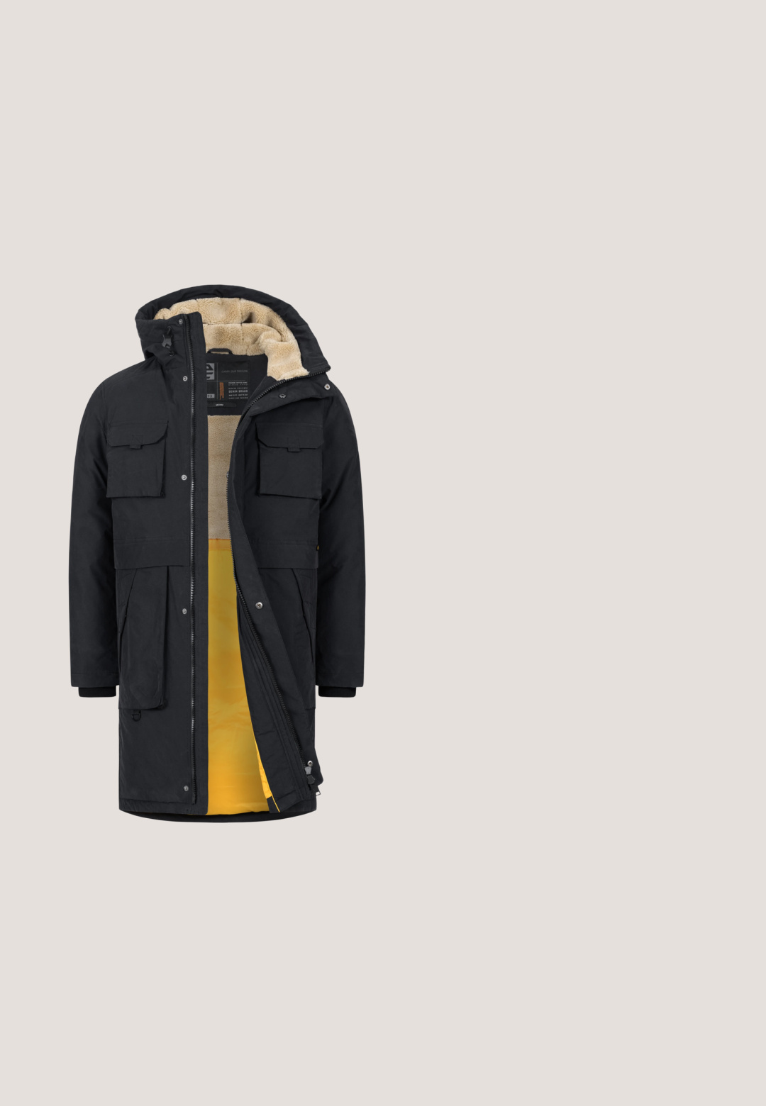 Zwarte parka met rits, voorzien van een beige fleece voering en gele binnenkant. Hij heeft borstzakken en ribgebreide manchetten.; Zwart en beige gestreepte trui met een textuur gebreide ontwerp, voorzien van een ronde halslijn en lange mouwen. Opvallende horizontale strepen creëren contrast.; Witte katoenen t-shirt met korte mouwen, ronde halslijn en een zwart rechthoekig label op de borst met de tekst "SHAPE PROJECTS."; Zwarte denim wijde broek met knoopsluiting, vijf zakken en een licht vervaagde textuur. Rechte snit van taille tot zoom.; Sioux TILS - Sneakers laag - schwarz; Grijze rechthoekige schoudertas met een gestructureerd oppervlak, voorzien van een logo "J!" en een zwarte accent aan de onderkant. Inclusief verstelbare schouderriem.