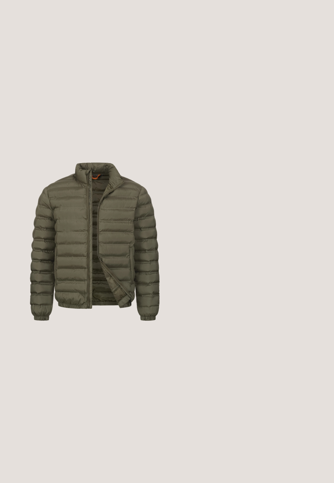 Chaqueta acolchada verde oliva con patrón acolchado, cuello alto, cierre frontal con cremallera, puños y dobladillo elásticos, presenta una textura suave y brillante.; Suéter de cuello alto verde oscuro hecho de tejido de punto, con mangas largas y puños y dobladillo acanalados para aportar textura y ajuste.; Camiseta de algodón verde con cuello redondo, mangas cortas y un pequeño logo rojo de Levi's en el lado izquierdo del pecho. Textura suave, corte estándar.; Jeans slim-fit azules desgastados con botón delantero y cremallera, estilo de cinco bolsillos y etiqueta de marca visible en la cinturilla.; Bota de senderismo de cuero marrón con un collar beige, suela de goma negra y ojales dorados. Presenta un logo de Timberland en el lado.; Bolsa de lona verde con correas beige, cierre de cremallera y un logotipo redondo en la parte frontal que dice "Marc O'Polo Estocolmo 1967".