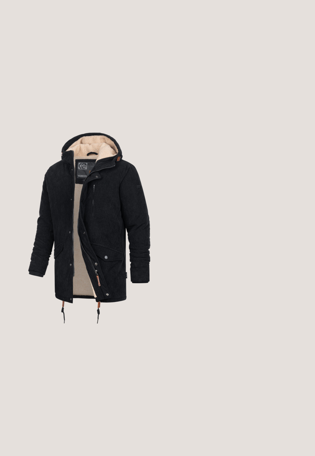 Schwarze Cordjacke mit einem Kunstpelzfutter, verstellbarem Kapuzenhut, Fronttaschen und einer Reißverschlusstasche auf der Brust. Merkmale sind ein Kordelzug am Saum.; Schwarzer gestrickter Pullover mit Rundhalsausschnitt, langen Raglanärmeln und geripptem Saum sowie Bündchen; glatte Textur, einfaches Design, keine sichtbaren Muster.; Schlichtes weißes Kurzarm-T-Shirt mit Rundhalsausschnitt, kleinem geprägt Logo auf der Brust und rotem innerem Kragenbesatz.; Hellblaue Jeans im Slim-Fit-Stil mit einem Fünf-Taschen-Design und einem Reißverschluss. Sie weisen subtile Ausbleichungen und gestickte Details an den Nähten auf.; Schwarzer Leder-Stiefelette mit drei Ösen, abgerundeter Zehe, Schlaufe am Fersenrand und glatter Sohle vor weißem Hintergrund.; Schwarze Leder-Laptophülle mit Reißverschluss, sichtbarer Textur und kleinem geprägtem Markennamen vorne, aufrecht stehend vor weißem Hintergrund.