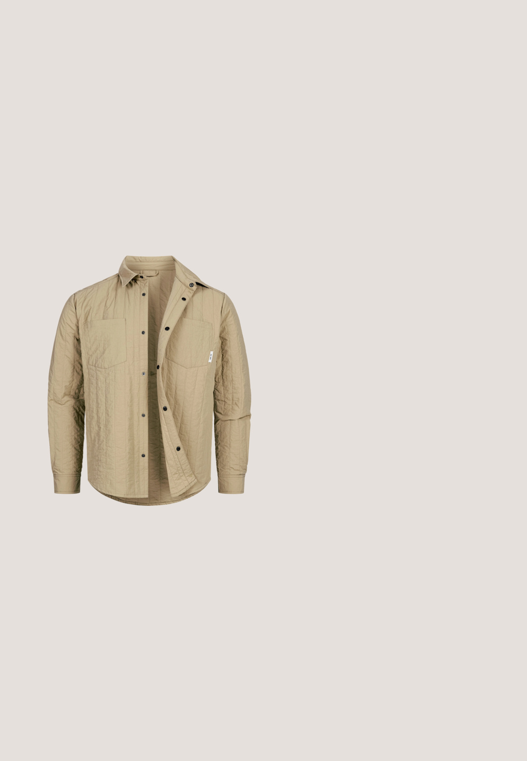 Beige gesteppte Langarmhemd mit durchgehendem Knopfverschluss, spitzem Kragen, zwei Brusttaschen und schwarzen Druckknöpfen.; Hellbeige gestrickter Pullover mit Rundhals, langen Ärmeln sowie rippenbündchen an den Ärmeln und am Saum. Hergestellt aus weichem, strukturiertem Stoff.; Beige Kurzarm-Hemd mit durchgehender Knopfleiste und Hemdkragen, gefertigt aus leichtem Stoff.; Beige Shorts aus strukturiertem Stoff mit einer zerknitterten Oberfläche, einem elastischen Bund und zwei vorderen Falten.; Jack & Jones JFWSHAUN BOOT - Schnürstiefelette - cognac; Rechteckige braune Ledertasche für Toilettenartikel mit vorderer Reißverschlusstasche und seitlichem Griff, dargestellt vor weißem Hintergrund.