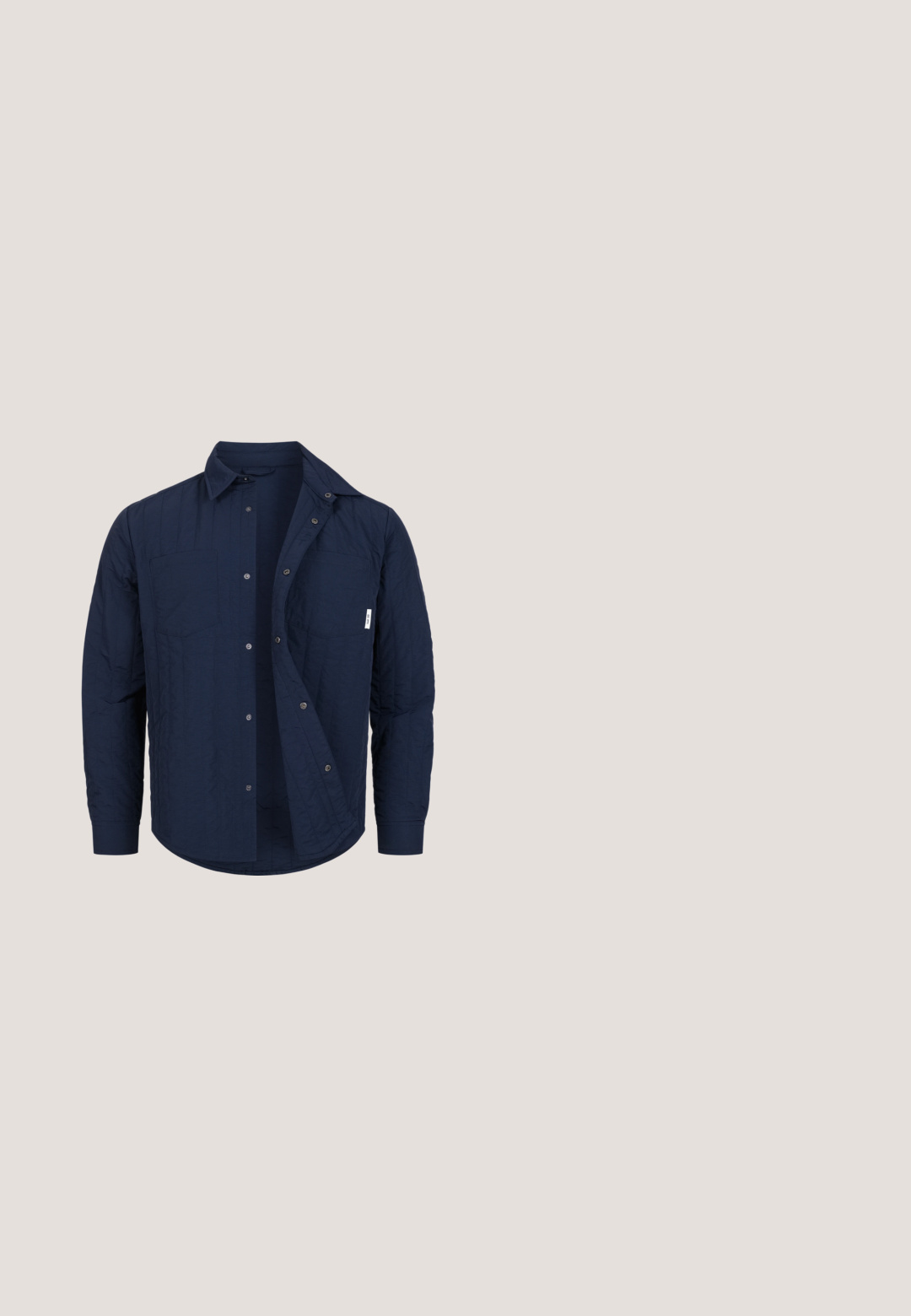 Marineblauw doorgestikt overhemd met lange mouwen, knoopsluiting, twee borstzakken en een puntige kraag, gedeeltelijk losgeknoopt.; Marineblauw poloshirt met korte mouwen, een ritssluiting bij de kraag en een borstzak, weergegeven op een witte achtergrond.; Zwarte knielange shorts met omgeslagen zomen, knoopsluiting, riemlussen en een vlak voorkant ontwerp op een effen witte achtergrond.; Zwarte leren enkelboots met ronde neus, vetersluiting, contrasterende bruine accenten op de kraag, stikdetails en rubberen zool.; Donkerblauwe rechthoekige zonnebril met grijze lenzen, voorzien van rode accenten en een klein merklogo op de pootjes.; Marineblauwe geweven stoffen riem met matte grijze metalen gesp en leren riemlus, opgerold tegen een witte achtergrond.