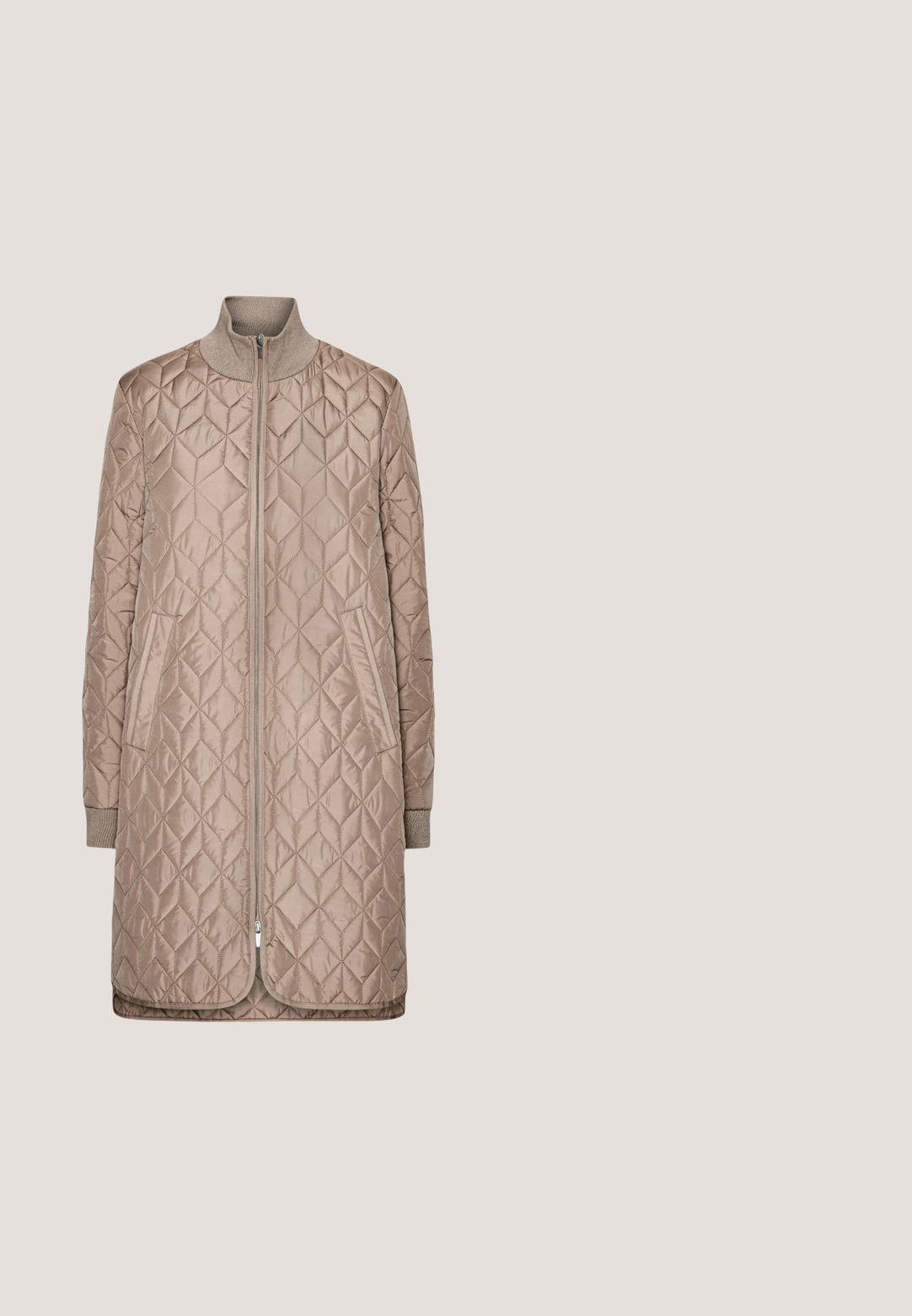 Chaqueta beige acolchada con cuello alzado, cremallera de longitud completa, bolsillos laterales y puños de canalé. Presenta un patrón de diamantes en toda la prenda.; Suéter negro hecho de un material suave y difuso. Presenta un escote redondo, mangas largas y dobladillo acanalado. Diseño sencillo sin patrones ni acentos.; Jeans azules de mezclilla con pierna recta, bolsillos delanteros, trabillas para cinturón, cierre con botón y detalles sutiles descoloridos en los muslos.; Botín negro de tobillo hecho de cuero texturizado, con punta redondeada, cremallera lateral y un tacón grueso para mayor estabilidad.; Bolso de mano de cuero marrón con asas dobles, anillas doradas y una pequeña etiqueta rectangular de la marca en el frente.; Pendientes de aro plateados con un diseño suave y redondeado. Los pendientes cuentan con un cierre seguro y un acabado pulido, lo que realza su calidad reflectante.