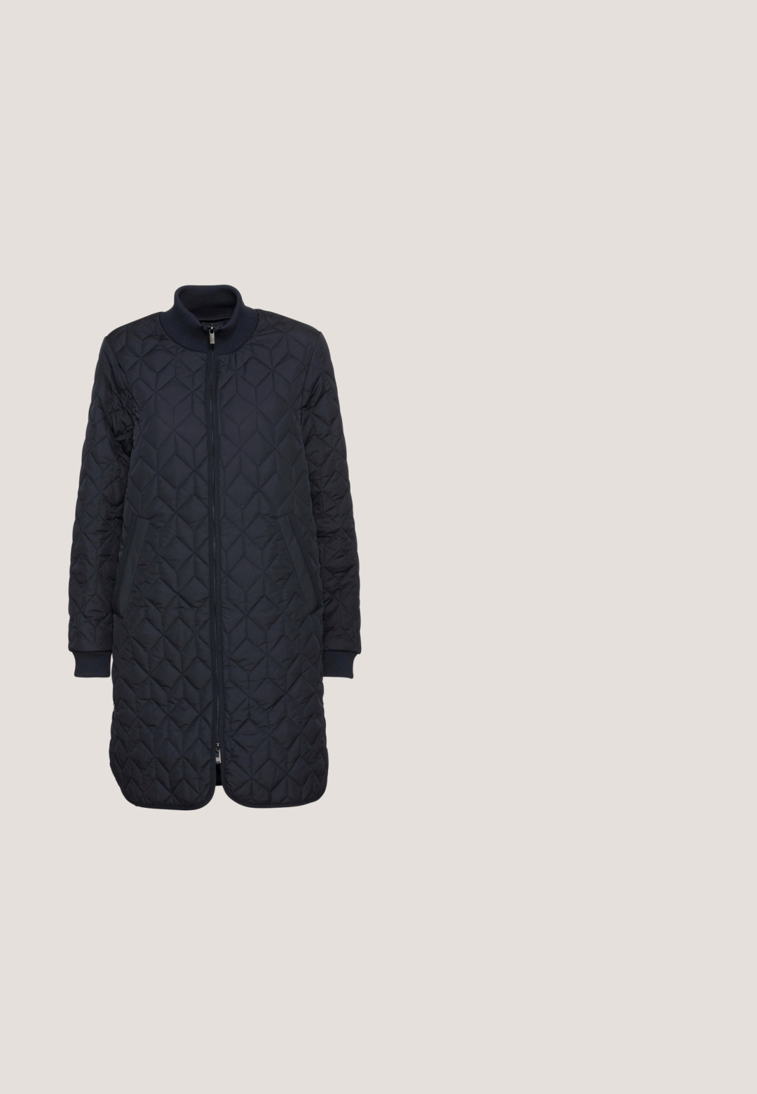 Manteau long matelassé bleu marine avec une fermeture éclair à l'avant, un col et des poignets côtelés, doté de poches latérales et d'une texture en forme de losange.; T-shirt noir à manches longues et col roulé en tissu lisse, avec une coupe ajustée et un col haut, idéal pour les superpositions ou à porter seul.; Gros plan d'une personne portant un jean noir Lee avec des poches arrière visibles, des passants de ceinture et une chemise en denim bleu rentrée.; Baskets en cuir blanc avec un logo V en caoutchouc noir. Semelle texturée blanc cassé, lacets blancs et détail sur le talon arrière portant le nom de la marque en noir.; Lunettes de soleil noires en forme d'œil de chat avec des verres gris foncé, monture en plastique élégante, coins pointus et branches droites. Pas de métal visible ni d'accents.; Boucles d'oreilles en argent tordues avec une finition lisse et une fermeture à tige, présentant un design moderne et entrelacé.