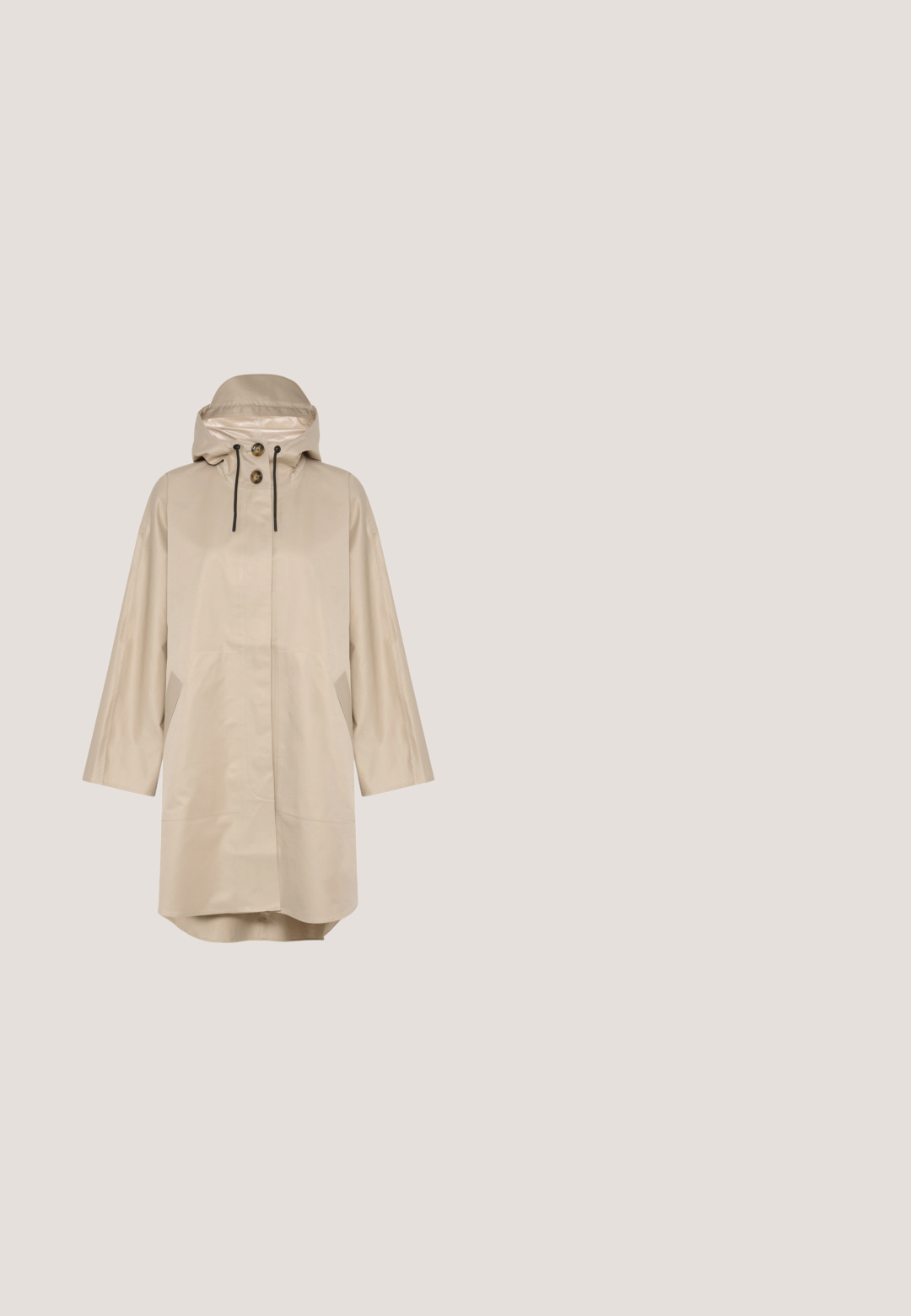 InWear IWMYLAH - Regnjakke / vandafvisende jakker - sandstone; Sort hætte sweatshirt lavet af blødt stof. Har et cropped design, elastiske manchetter og guld accents snore med etlogo.; Sort bomulds T-shirt med et tekstureret logo design i pailletter, hvor "EA7" og "EMPORIO ARMANI" er trykt i grå på forsiden. Korte ærmer.; Lyseblå høj talje, lige ben jeans med forlommer, bæltestropper og lukning med knap og lynlås på hvid baggrund.; Sorte lædersneakers med geometrisk mønstret accent, runde snørebånd og en lys gummisål; har guldøjer.; Beige lærredstaske med matchende læderhåndtag og vertikal rem, præget med "MM" på forsiden.