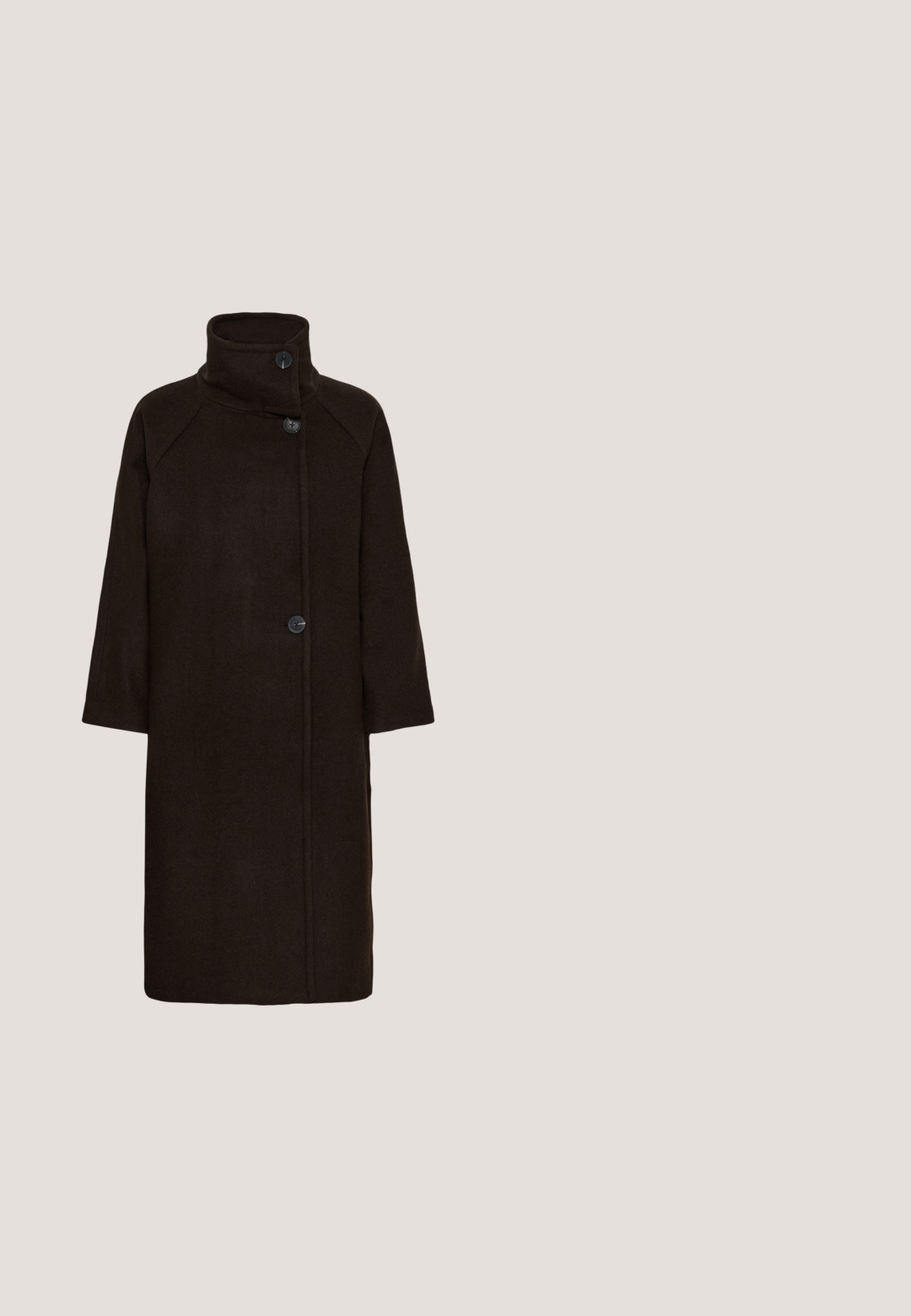 Manteau long en laine brun foncé avec col montant boutonné et trois boutons visibles sur le devant, coupe droite et manches longues.; Blouse couleur rouille à manches longues, motif floral en noir et jaune, sans boutons sur le devant, avec une coupe décontractée et un col.; Pantalon taille haute à jambes larges en marron foncé avec passants de ceinture et pli devant.; Chaussure à talon haut en daim marron foncé à bout pointu, avec un talon fin et une semelle lisse, présentée de côté sur un fond blanc.; Sac bandoulière en cuir marron foncé avec des ferrures dorées et un rabat courbé orné d'un petit emblème doré en forme de "C".; Collier en pierre rouge avec de petites perles rondes et un fermoir en or. Les perles sont brillantes avec un motif régulier, légères et flexibles dans leur design.