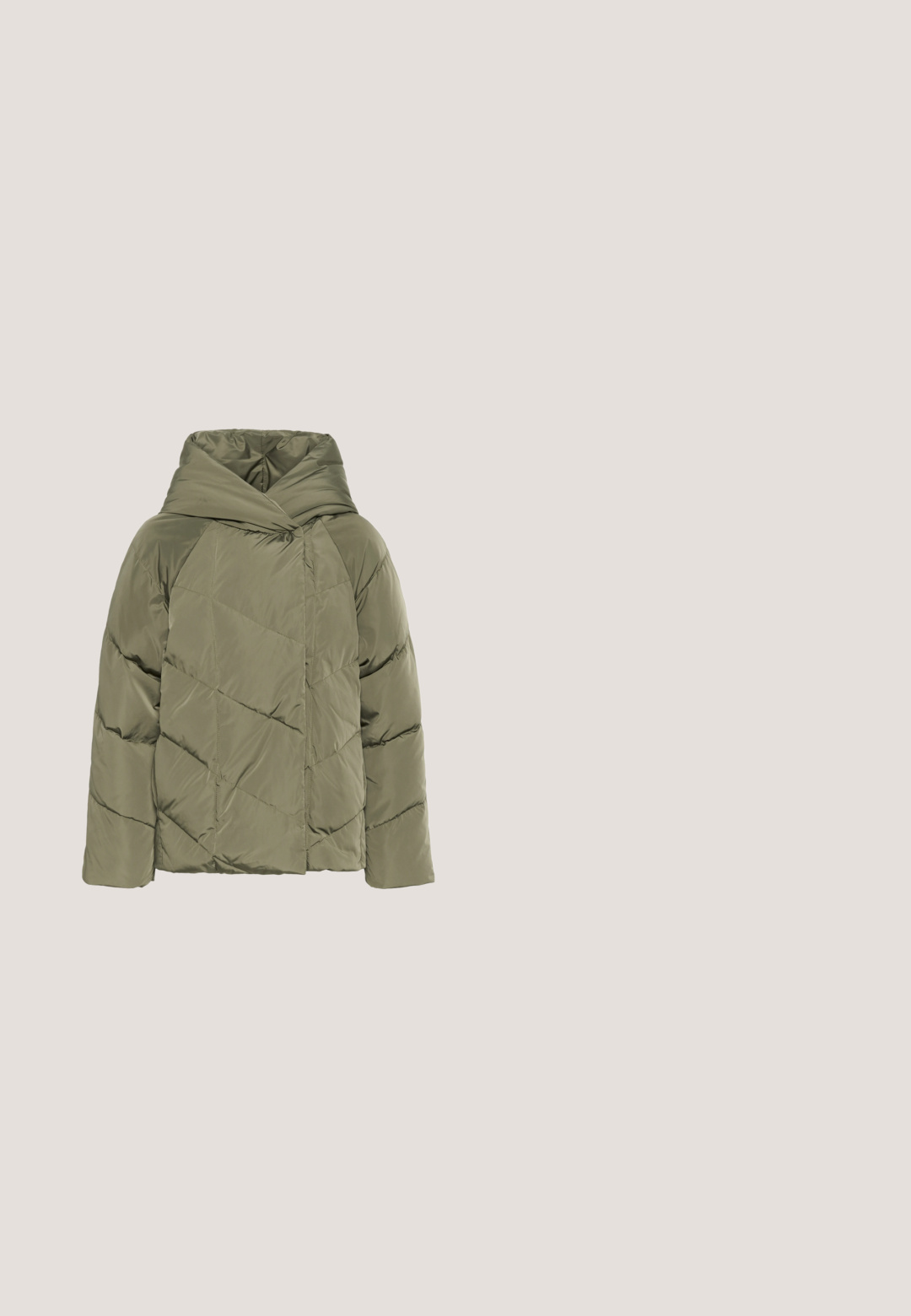 Chaqueta acolchada en verde oliva con capucha, que presenta un patrón de acolchado geométrico y un cierre frontal. Textura suave y brillante.; Suéter de manga larga color rosa suave con cuello redondo, puños y dobladillo acanalados, confeccionado con tejido de punto esponjoso.; Pantalones de pierna ancha gris oscuro, hechos de una tela suave, con una cintura elástica con cordón y dos bolsillos laterales.; Botines de ante negros con un suave forro interior, que cuentan con una puntera redonda, diseño de perfil bajo y suela de goma texturizada. Detalle del logo redondo.; Bolso tote grande de ante marrón con dos tirantes finos para el hombro y costuras visibles sobre un fondo blanco.; Collar en tono dorado con una cadena fina y un colgante en forma de corazón pulido. Cuenta con un cierre de langosta y una cadena de extensión ajustable.
