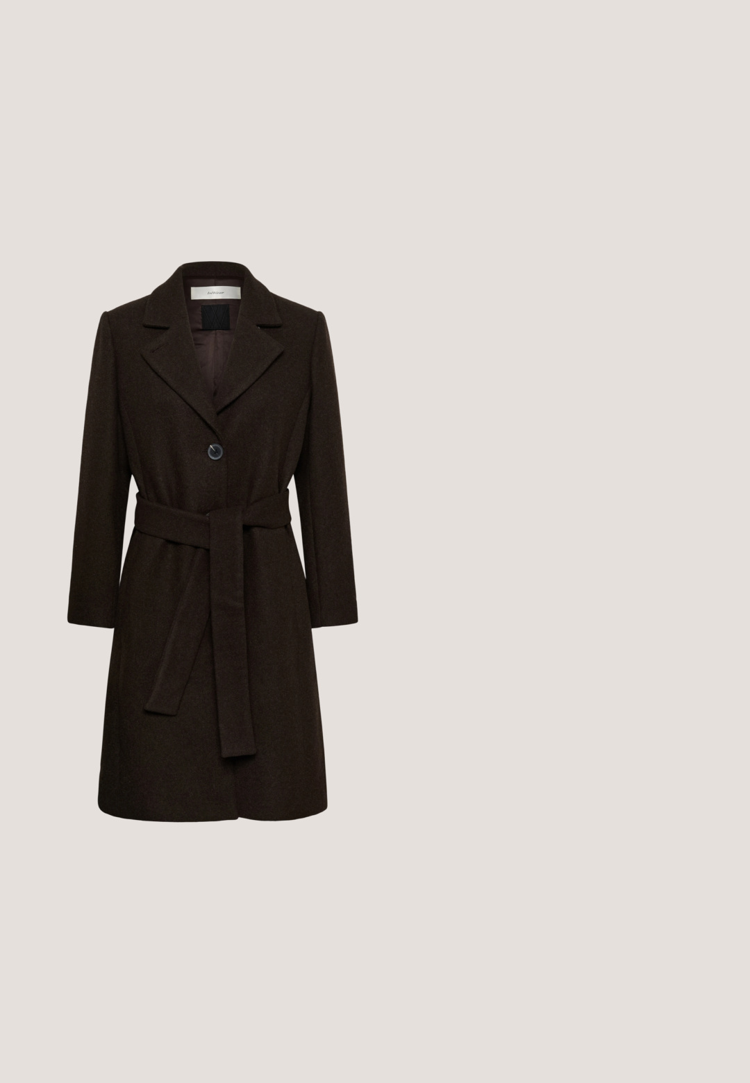 Manteau en laine marron foncé arrivant au genou, avec de larges revers, un bouton noir, des manches longues et une ceinture en tissu assortie nouée à la taille.; Robe pull en tricot marron foncé à manches longues, avec un col montant côtelé et des poignets, présentée sur un fond clair.; Bottine en cuir marron jusqu'au genou avec un talon épais noir et une finition texturée. Présente un bout rond et des détails de couture latérale subtils.; Lunettes écaille de tortue avec une monture carrée, dotées de verres transparents et d'un motif texturé. Les branches ont un design fin et épuré.; Sac à main en cuir marron avec un design froncé, une bandoulière en chaîne dorée et une finition douce et texturée. Sa forme compacte est idéale pour une utilisation en soirée.; Collier chaîne ton or avec six plaques métalliques ovales et rondes irrégulières martelées reliées ensemble et fermoir ajustable.