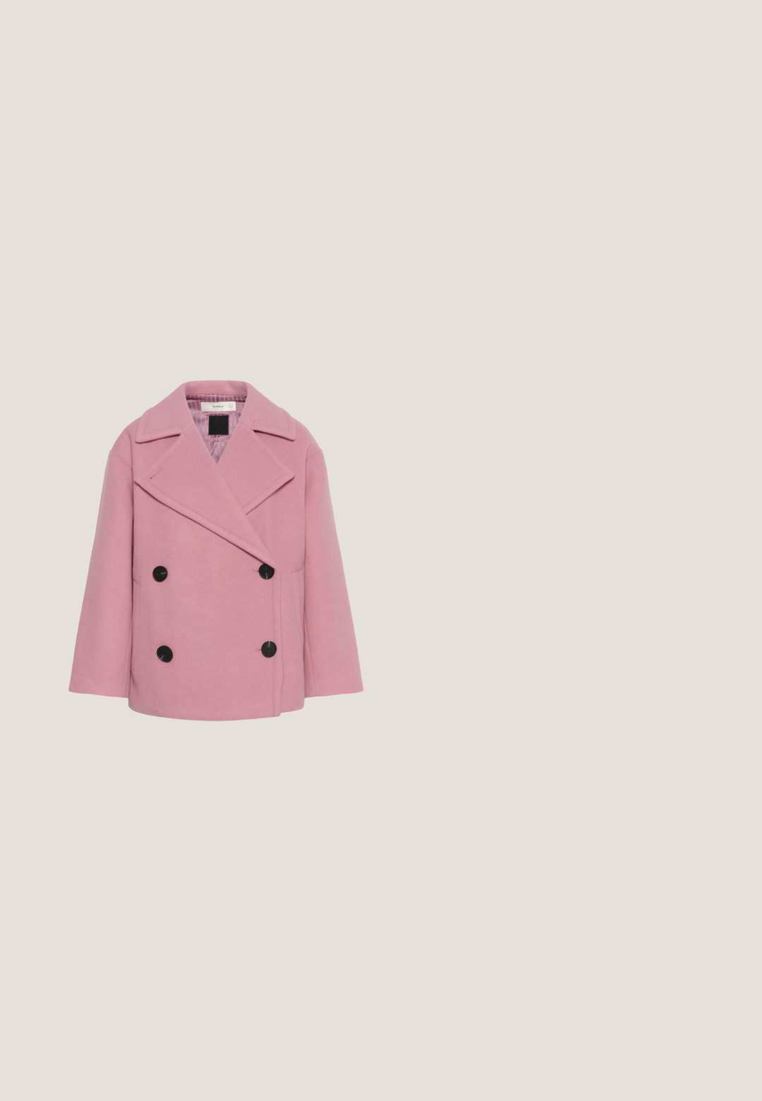 Roze dubbelgeknoopte wollen jas met brede revers en vier zwarte knopen, afgebeeld op een witte achtergrond.; Zachte roze gebreide cardigan met lange mouwen, V-hals, geribde manchetten en zoom, en vier bruine knopen aan de voorkant.; Roze overhemd met lange mouwen en verticale rode strepen, knoopsluiting aan de voorkant, puntkraag, borstzak en brede manchetten.; Roze wijde broek van zacht materiaal, met een aansluitende tailleband en twee voorplooien. Gladde textuur zonder zichtbare patronen.; Roze suede sneaker met witte gestreepte accenten, ronde neus, vetersluiting, zachte voering en een doorschijnende rubberen zool.; Kleine roze suède handtas in halve maanvorm met een ritssluiting bovenaan, een aangehecht mini portemonneetje aan de zijkant en een enkele band.