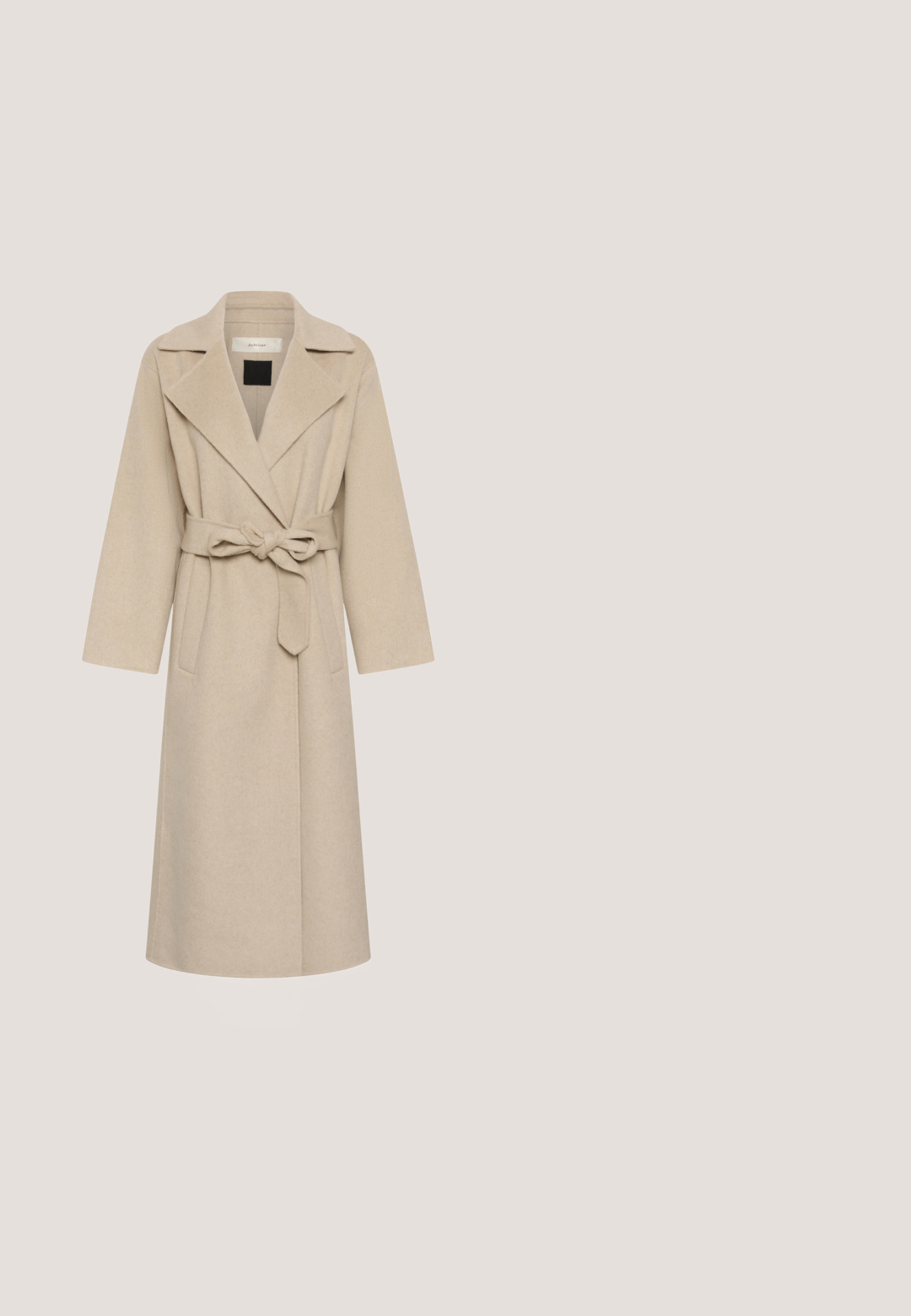 Long manteau en laine beige avec larges revers, ceinture nouée à la taille et deux poches avant.; Pull en tricot écru à manches longues avec un motif en chevrons subtil et un col rond, étiqueté "Selected" au col.; Next PINSTRIPE  WIDE  PETITE  - Pantalon classique - neutral; Botte cheville en cuir noir avec un bout pointu, texture lisse, design minimaliste et un petit talon carré. La fermeture éclair sur le côté monte jusqu'à la cheville.; Écharpe en laine beige avec des franges aux extrémités et une petite étiquette blanche près d’un bord, présentée à plat sur un fond blanc.; Sac bandoulière rectangulaire en cuir beige avec bandoulière réglable et fermoirs argentés, embossé d'un petit nom de marque au centre avant.
