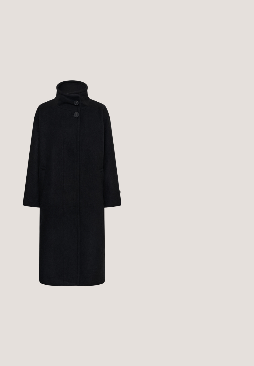 Long manteau en laine noir avec col montant et deux boutons visibles, coupe droite, manches longues et poches latérales fendues.; Pull en maille côtelée noir à manches longues et col montant, coupe ample, avec un motif vertical texturé.; Robe noire sans manches avec une silhouette droite, présentant des plis verticaux sur le devant et un léger brillant dans la texture du tissu.; Bottine en cuir noir avec semelle plateforme épaisse et talon bloc haut, vue de côté sur fond blanc.; Sac en cuir noir avec une seule bandoulière et un petit fermoir à cadenas doré au centre.; Une paire de boucles d'oreilles en argent poli en forme abstraite avec des extrémités arrondies, présentée sur un fond léger et neutre.