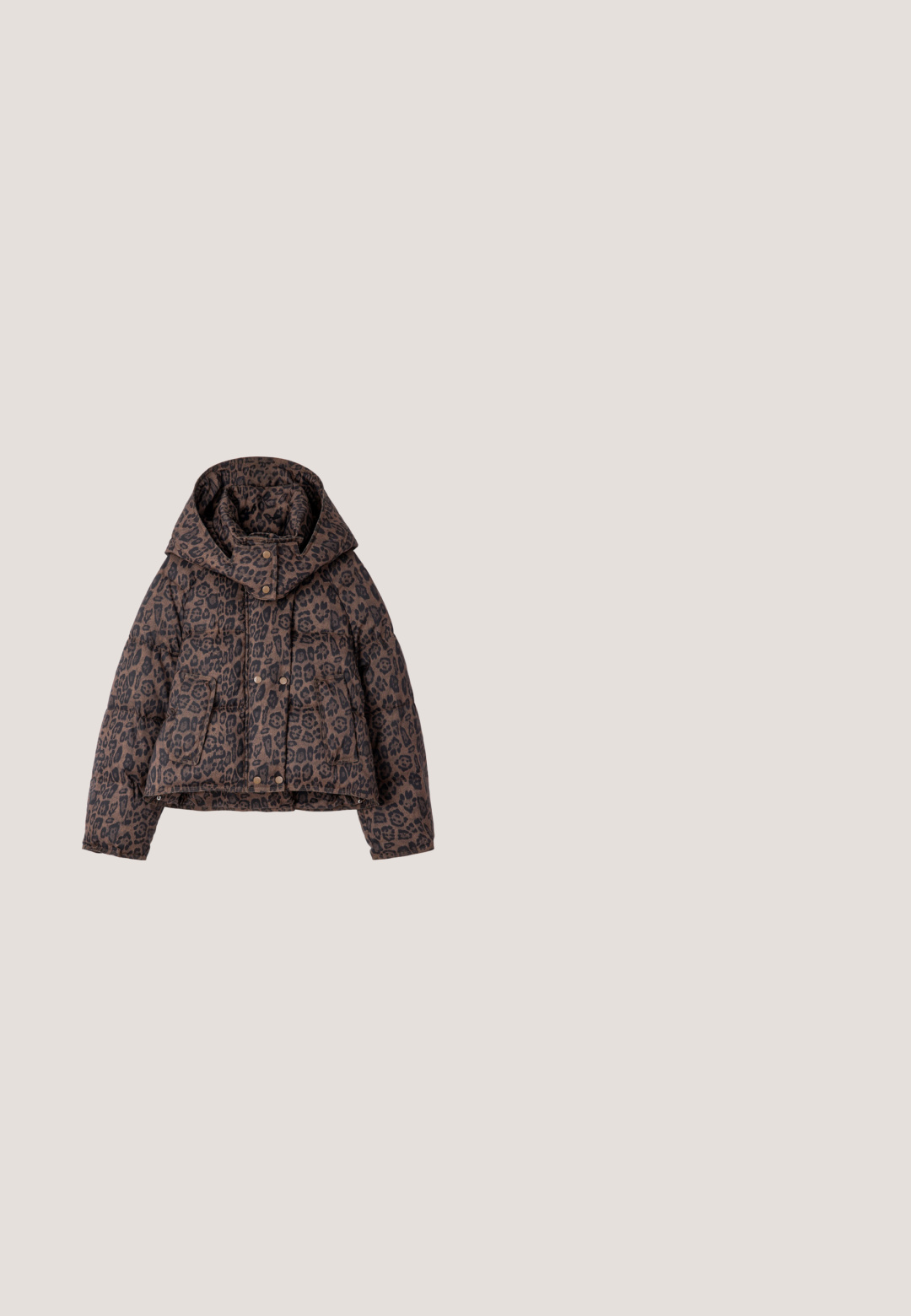 Braune, kurz geschnittene Steppjacke mit Leopardenmuster, hochgeschlossenem Kragen, Druckknopfverschluss und zwei vorderen Taschen.; Dunkelbrauner, flauschiger, kurz geschnittener Strickcardigan mit langen Ärmeln und rundem Ausschnitt, vorne mit Knöpfen, dargestellt auf einem einfarbigen hellen Hintergrund.; Dunkelbraunes Langarmshirt mit V-Ausschnitt und Spitzenbesatz entlang des Halsausschnitts und der Ärmelbündchen, gefertigt aus weichem, leichtem Stoff.; Braune Cargo-Hosen mit weitem Bein, seitlichen Klappentaschen, vorderen Schrägtaschen, Knopfverschluss, elastischem Bund und Kordelzug.; Braune gepolsterte Winterstiefel mit dicker Sohle und Schnürverschluss mit Zugband vor einem schlichten hellen Hintergrund.; Braune Lederhandtasche mit strukturiertem Design, doppelten, runden Griffen, goldenen Branding und eleganter, minimalistischem Stil.