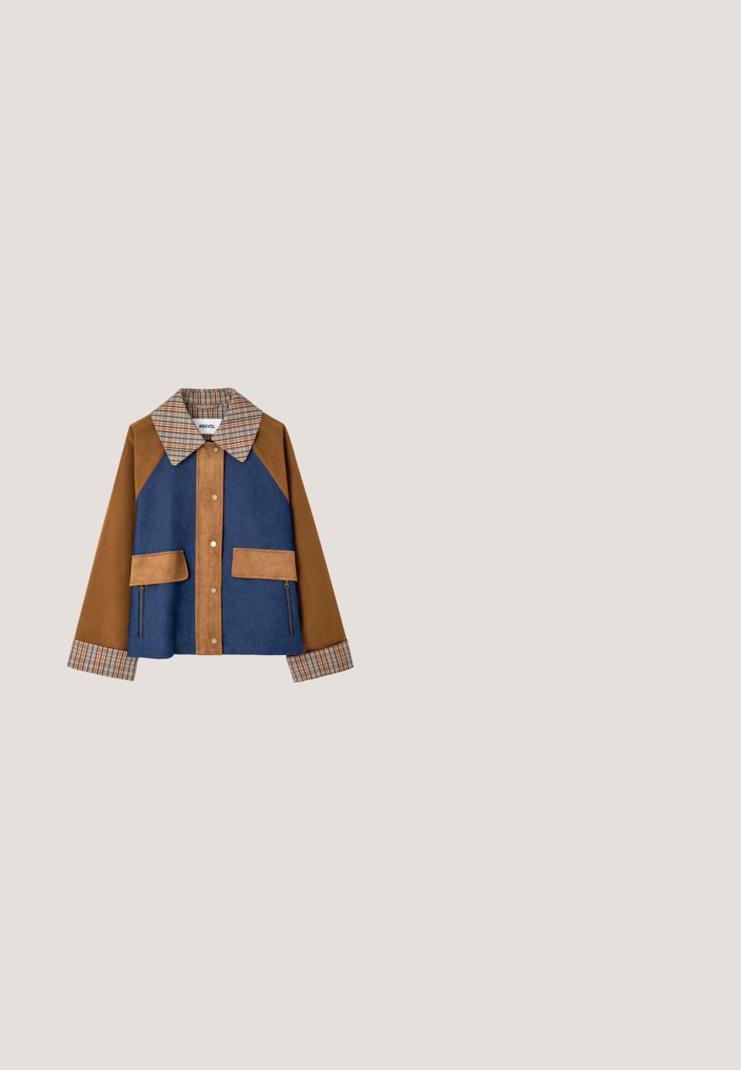 Veste à carreaux avec col et poignets, devant bleu, manches marron, boutons pression, poches zippées et deux grandes rabats à l'avant.; Débardeur en tricot orange avec un motif en losange, trame aérée, et un col et un ourlet côtelés. Sans manches, texture légère.; Pantalons larges en tissu rouge vif, avec une texture lisse, deux poches latérales et une taille ajustée avec des plis.; Paire de chaussons mocassins marron avec bordure tricotée crème et doublure intérieure douce, chacun avec une bride portant le logo "mou" sur le dessus.; Sac fourre-tout en toile beige avec des poignées courtes, une bandoulière amovible et une tête de renard brodée sur la poche avant.; Bracelet réglable en cordon noir avec perles blanches et jaunes alternées, un charm fleur doré et une petite plaque rectangulaire dorée.
