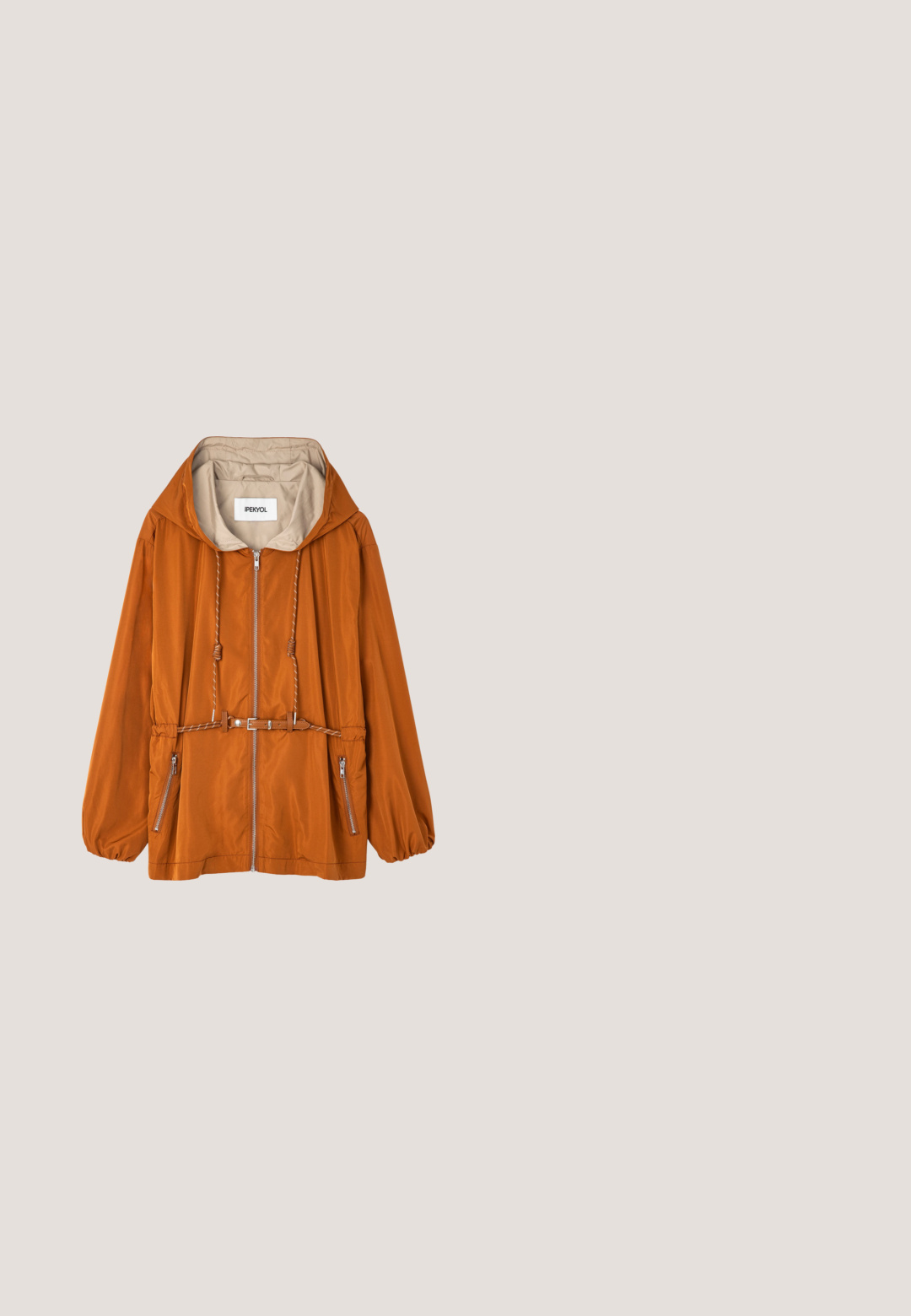 Chaqueta con capucha de color naranja óxido con forro beige, cremallera frontal, cinturón ajustable en la cintura, cordones con tiradores y bolsillos laterales con cremallera.; Polo de punto naranja de manga corta con cuello interior y ribete de las mangas en color crema, colocado plano sobre un fondo blanco.; Pantalones marrones de pierna ancha con cierre frontal de botones y cremallera, bolsillos delanteros y bolsillo tipo monedero, hechos de tela similar al denim.; Timberland STONE STREET - Náuticos - medium beige; Bolso de cuero marrón para llevar al hombro con hebillas doradas, correas ajustables, una solapa frontal y adornos decorativos de llave y etiqueta.; Collar de cadena de oro con un colgante en forma de corazón naranja decorado con patrones florales y de herradura en dorado y blanco.