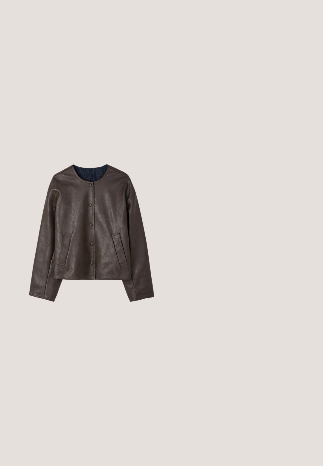 Dunkelbraune Lederjacke mit Druckknopfverschluss, langen Ärmeln, rundem Kragen und zwei vertikalen Seitentaschen, flach auf weißem Hintergrund liegend.; Langes, ärmelloses Kleid aus einem tiefburgunderfarbenen Satin mit einem Neckholder-Ausschnitt und herabhängenden Stoffakzenten, das eine gerade Silhouette aufweist.; Beige Satin-Slingback-Pumps mit spitz zulaufender Zehenpartie, schlankem Stiletto-Absatz und dekorativer Verzierung aus rosa und klaren Edelsteinen am Riemen.; Schwarze quadratische Sonnenbrille mit grau verlaufenden Gläsern. Verfügt über goldene Akzente an den Bügeln und dicke schwarze Rahmen. Glatte Textur.; Große braune Wildlederhandtasche mit abgerundeten Griffen, verstellbarem Schulterriemen und einem dekorativen Gürtel mit goldener Schnalle vorne.; Goldener Teddybär-Anhänger, bedeckt mit kleinen Kristallen und einem herzförmigen Kristall in der Mitte, auf einem schlichten weißen Hintergrund.