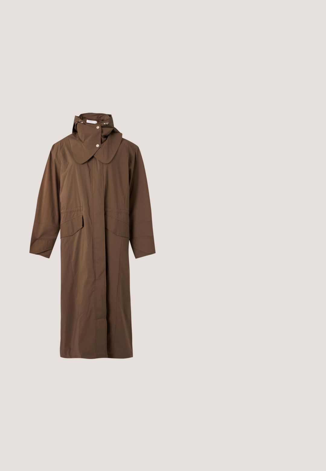 Long imperméable marron avec col haut, capuche, poches avant à rabat, fermeture par boutons et fermeture éclair, présenté sur un fond clair uni.; Pull en maille couleur chameau avec un motif détaillé de léopard en marche sur la poitrine, poignets et ourlet côtelés, encolure ronde.; Polo marron en maille côtelée à manches courtes, avec col et six boutons devant bordés d'un fin liseré blanc.; Jean flare bleu foncé en denim, dotés d'un design à cinq poches, de passants de ceinture et de coutures jaunes contrastées le long des coutures.; Mocassin en cuir marron foncé avec motif crocodile, couture mocassin et semelle plate, présenté en profil sur fond blanc.; Sac à bandoulière en cuir marron foncé avec deux poches avant à rabat et des ferrures dorées, avec une fermeture éclair incurvée sur le dessus et une sangle réglable.