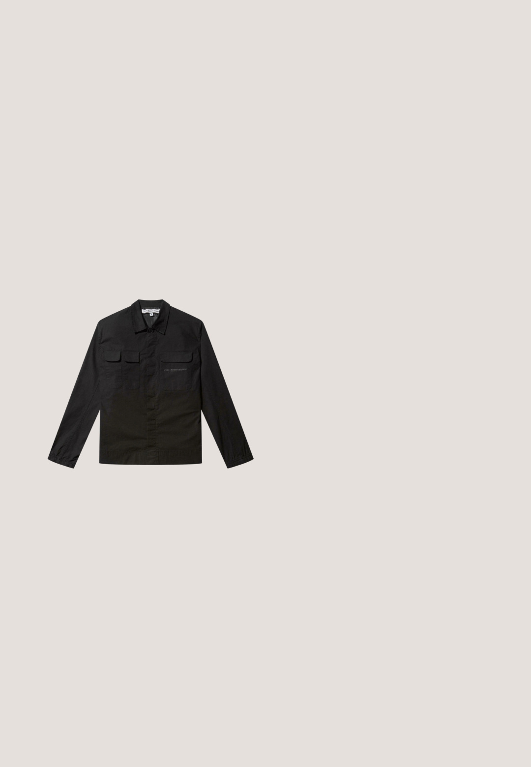 Schwarze, kragenlose Jacke aus Baumwollmischung, mit zwei Brusttaschen, einer vorderen Knopfleiste und langen Ärmeln mit Manschettendetails.; Schwarze Zip-Jacke aus weichem Stoff, mit hohem Kragen, elastischen Bündchen und dekorativen horizontalen Streifen über der Brust.; Weiße kurzärmlige T-Shirt aus Baumwolle, mit rundem Ausschnitt und lockerer Passform. Glatte Textur ohne sichtbare Muster oder Akzente.; Schwarze Jogginghose mit elastischem Bund und verstellbarem Kordelzug, mit elastischen Bündchen an den Knöcheln und einem lockeren Schnitt.; Schwarzer Sneaker mit niedrigem Schaft, Schnürverschluss, strukturiertem Sohlenprofil und "bugatti"-Logo an der Seite.; Schwarze rechteckige Kulturtasche mit seitlichem Griff und kleinem vorderem Logoaufnäher auf hellem einfarbigem Hintergrund.
