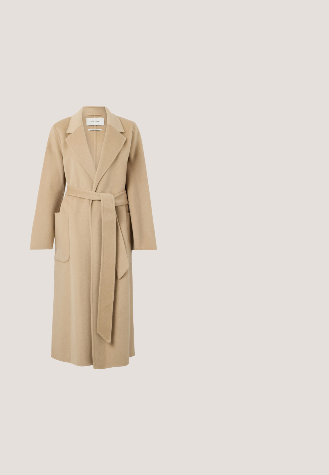 Long manteau en laine beige avec des revers larges, deux poches avant et une ceinture assortie nouée à la taille.; Pull en laine beige clair avec un col rond, des manches longues et des bords côtes au niveau des poignets et de l'ourlet. Texture douce, design minimal, pas de motifs ou d'accents visibles.; Pantalons larges gris en tissu lisse, dotés d'une taille haute, de plis, d'une fermeture à bouton et de poches latérales. Design minimaliste.; Bottines en cuir marron avec des panneaux latéraux élastiques et une fermeture éclair sur le côté, présentant un petit talon et une texture lisse.; Écharpe en tricot beige avec une texture côtelée et un motif en diagonale. Le tissu lisse se drape en boucle, mettant en valeur sa longueur et sa flexibilité.; Sac bandoulière en cuir jaune moutarde avec une surface texturée, un design minimaliste et une sangle amovible. Présente un petit logo embossé.