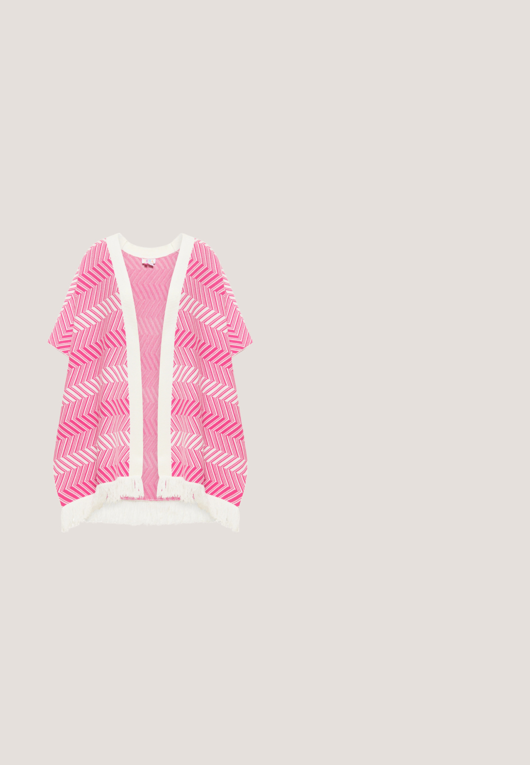Vaaleanpunainen ja valkoinen raidallinen kimono, jossa on herringbone-kuvio, avonainen etuosa, lyhyet hihat ja valkoiset fringed yksityiskohdat helmassa.; Pitkähihainen sinappikeltainen pusero, jossa röyhelökaulus, edessä laskeutuvat röyhelöt, solmimisnauha kaulassa ja joustavat röyhelöiset hihansuut.; Laihkohdehousut tummanharmaasta kankaasta, jossa on aaltoileva tekstuurinen kuvio, korkea vyötärö ja sileä pinta, sekä muotoiltu rakenne.; Hopeinen metallinen nilkkabotti, jossa on musta elastinen sivupaneeli, paksu musta pohja ja hihna soljella. Liukas pinta.; Musta nahkainen käsilaukku, jossa on perforoitu perhosen siiven kuvio, paljastaen punaisen, oranssin ja sinisen värit. Laukussa on yläkahva ja tupsudetalji.; Hope hopea, joissa on pieniä kirkaita jalokiviä yläosassa, ja jokaisesta hoopista roikkuu päärynän muotoinen kristalli.