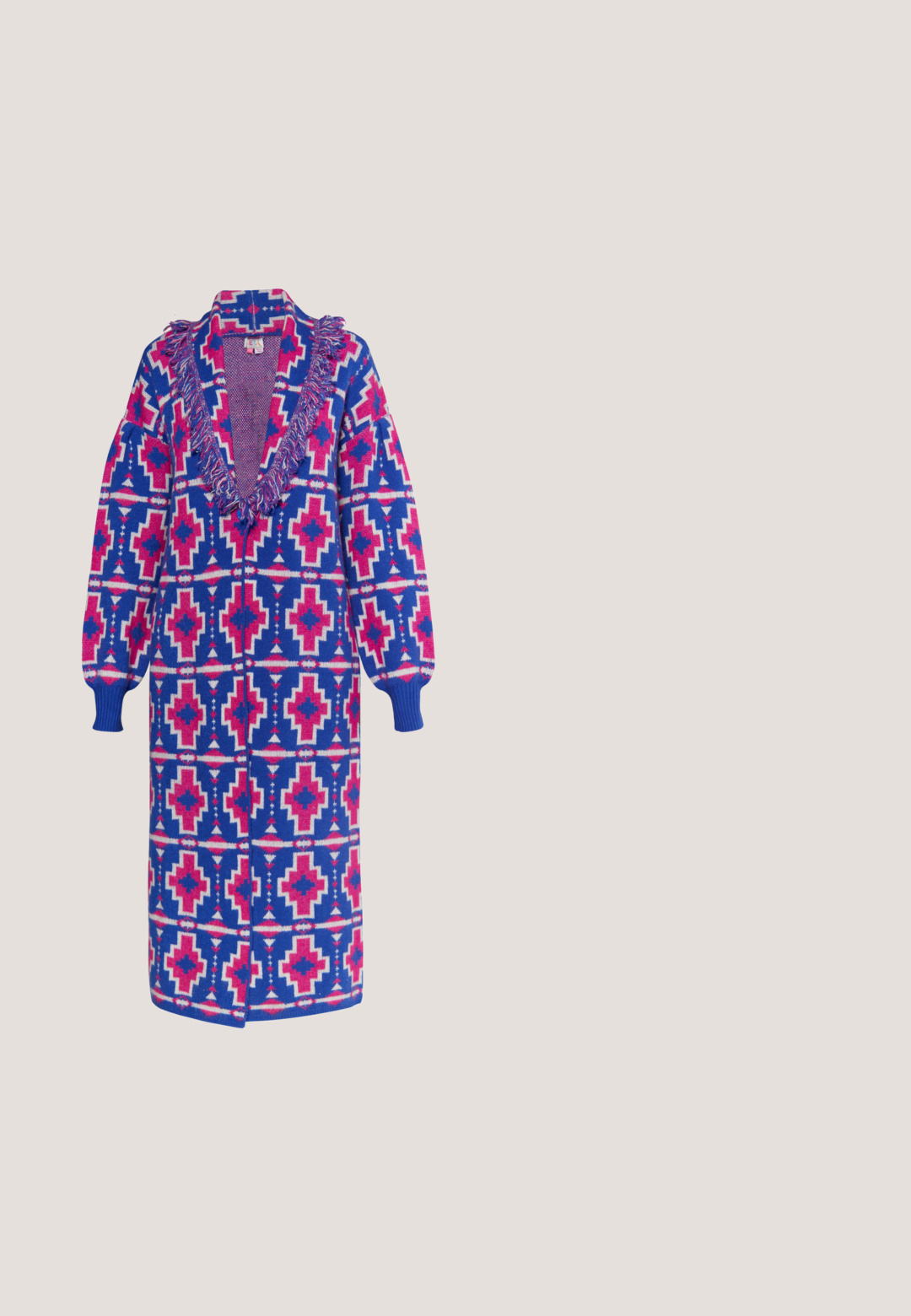 Vêtement d'extérieur en tricot long, bleu, rose et blanc, avec des motifs géométriques, un col en franges et des poignets côtelés. Design à enfiler.; Chemisier en bourgogne translucide avec un col volant haut, des manches longues et des volants superposés sur la poitrine et les épaules. Texture lisse.; Pantalon évasé avec un motif floral multicolore, présentant des fleurs orange, violet et teal ainsi que des feuilles vertes sur un fond blanc.; Escarpin slingback à bout pointu avec dégradé métallique du violet à l’or puis au bleu, orné d’une décoration en forme de chouette dorée.; Sac à main en sequins dorés avec cordon de serrage et poignée circulaire, présentant des sequins ronds brillants et un tissu texturé. Les dimensions ne sont pas fournies.; Collier superposé avec maillons de chaîne en or, petites perles dorées et perles bleues, avec un pendentif rond en or sur une des chaînes.