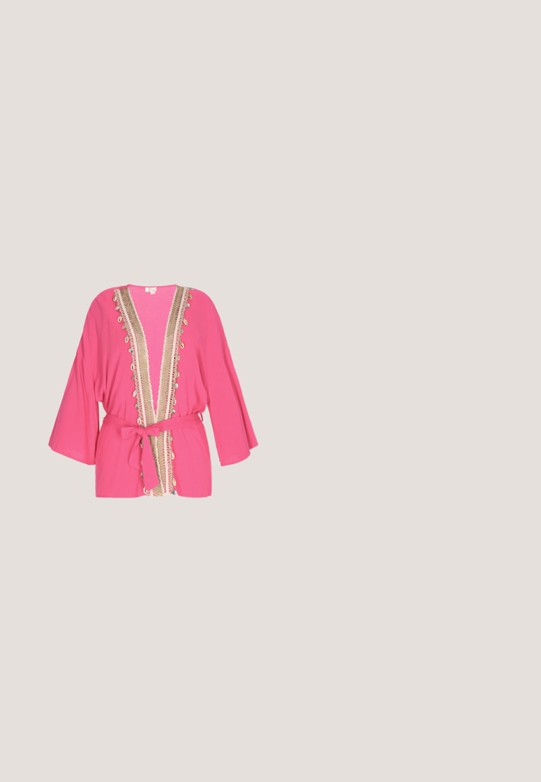 Ružový kimono s širokými rukávmi, so béžovým a zlatým lemovaním okolo výstrihu a strapcami. Obsahuje zodpovedajúci opasok.; Ružový overal bez rukávov s farebným tropickým vzorom palmových stromov, mušlí, hviezdoviek a piesočných dín.; Jedna svetloružová žabková sandála s textúrovanou podrážkou a kovovými ružovozlatými Y-tvarovanými remienkami na jednoduchom pozadí.; Štvorcové slnečné okuliare s ružovými šošovkami s prechodovým efektom a rámom i stranicami s motívom korytnačej mušle, zobrazené na bielom pozadí.; Tkaná slamenná taška v ružovožltom gradientu, s hnedými koženými rúčkami a farebnou pom-pom strapcom.; Náramok s korálkami, ktorý obsahuje viacfarebné sklenené korálky v pastelových odtieňoch, prešpikované zlatohnedými kovovými akcentmi a zapínaním na sponu typu langusta.