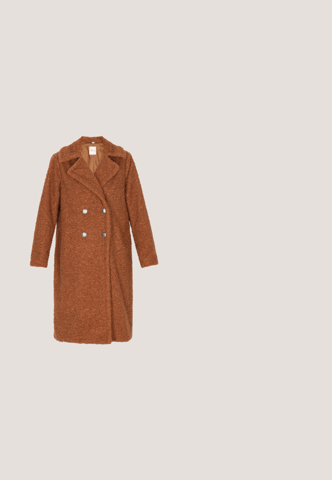 Manteau double boutonnage marron et fluffy avec un col cranté, boutons en argent et manches longues. Tissu texturé avec une finition douce.; Pull en tricot couleur rouille avec un col rond, présentant un motif en torsades et des poignets et un ourlet côtelés. Tissu léger et texturé.; Robe chemise en velours côtelé moutarde avec des manches longues, un devant à boutons, deux poches poitrine, une taille ceinturée et une texture à côtes verticales.; Bottes en cuir marron montant jusqu'au genou avec un bout carré et un talon empilé. Présentent un design simple et un détail de couture le long des côtés.; Sac à bandoulière en daim beige avec fermeture à rabat et fermoir rectangulaire argenté, doté d'une fine bandoulière en cuir et d'une forme rectangulaire structurée.; Collier doré avec une chaîne fine, présentant un pendentif rond à finition orange et des éléments de design astrologique.