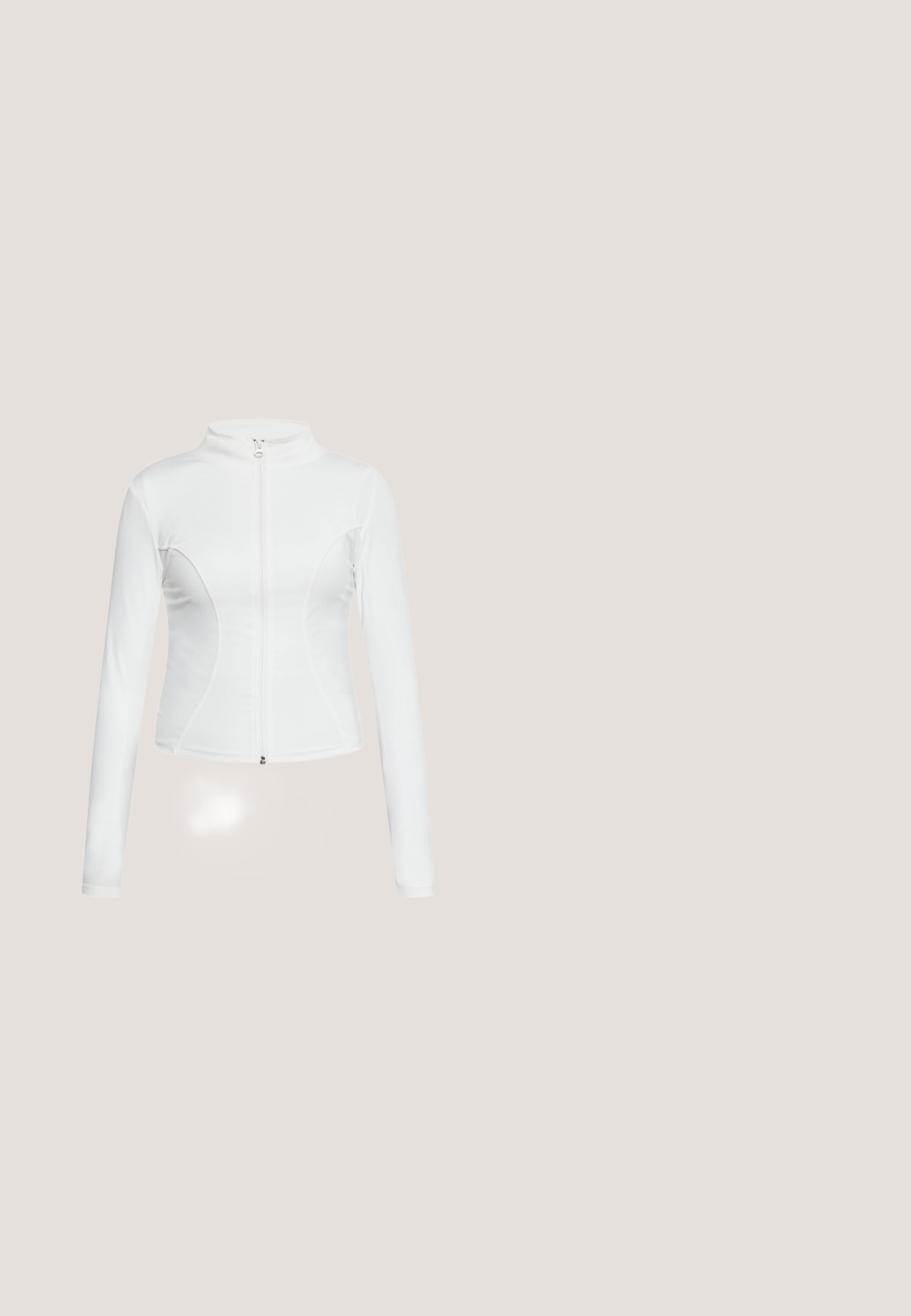 Weiße taillierte Langarmjacke mit hohem Kragen und Reißverschluss vorne, mit dezenten Nahtdetails an den Seiten.; Weißer Reißverschlussjacke mit langen Ärmeln, glatter Textur, taillierter Passform und geschwungenen Nahtdetails an den Seiten.; Weißes, kurzes T-Shirt aus einem glatten, elastischen Stoff. Verfügt über kurze Raglanärmel und einen runden Ausschnitt. Einfaches, einfarbiges Design.; Weiße Leggings aus dehnbarem Stoff, mit einem hohen Bund und einem glatten, nahtlosen Design. Geeignet für aktive oder lässige Kleidung.; Weiße Sportschuhe mit atmungsaktivem Mesh-Obermaterial, strukturiertem Design und gepolsterter Sohle. Mit Schnürverschluss und dezentem Logo an der Seite.; Hellgraue Tragetasche mit zwei dunkelgrauen Griffen und subtilen vertikalen schwarzen Mustern auf der Vorderseite, fotografiert vor einem weißen Hintergrund.
