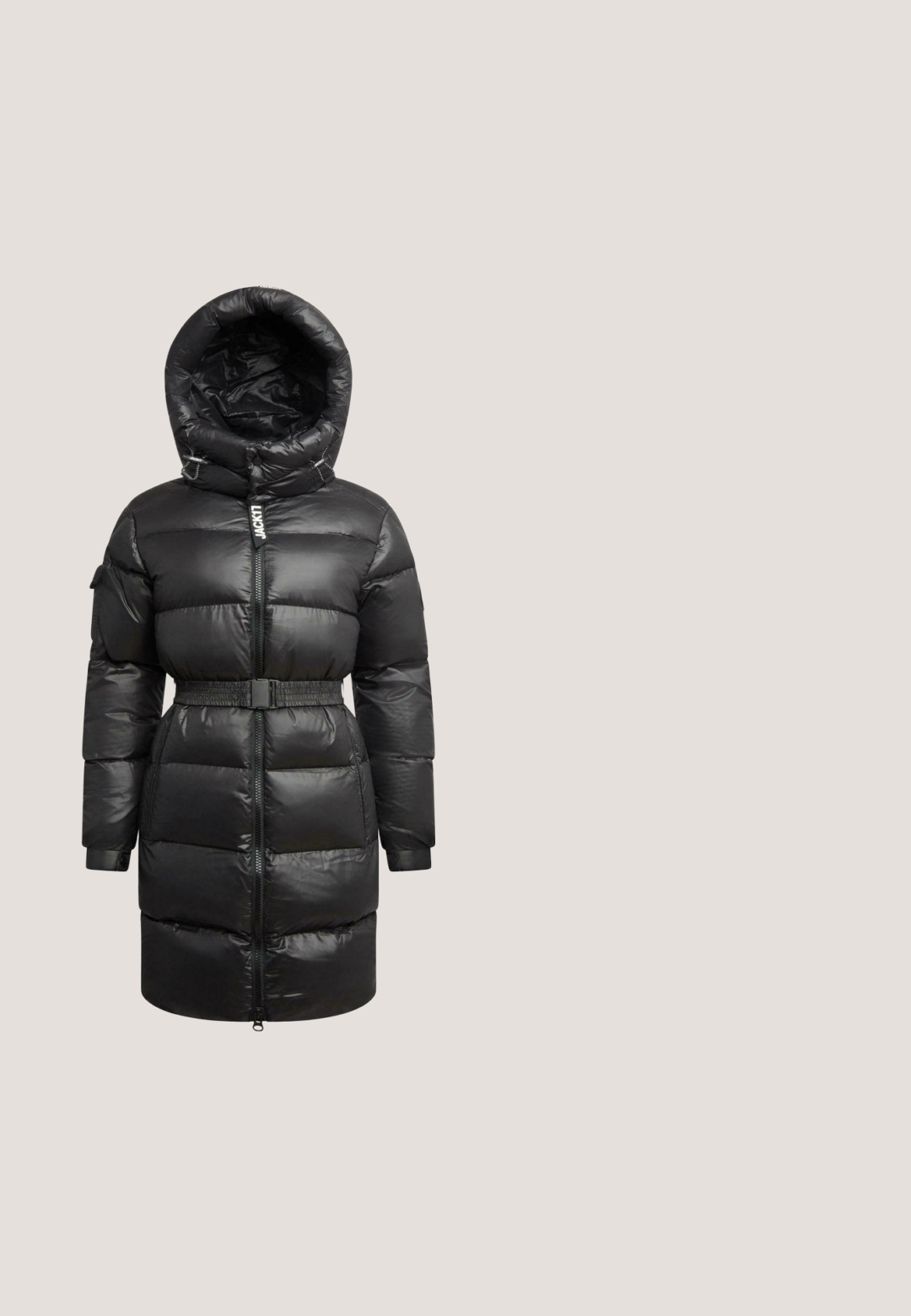 Manteau long et noir en duvet avec capuche, fermeture éclair sur le devant, taille ceinturée et sections rembourrées conçues pour les temps froids.; Sweat à capuche blanc avec une poche kangourou à l'avant et des cordons noirs, arborant un texte imprimé en blanc.; Pantalon droit couleur blanc cassé avec taille élastique, cordon de serrage et poches zippées des deux côtés, arborant une broderie discrète du logo sur la cuisse droite.; Basket de sport blanche avec un dessus en maille, un design à trois rayures et une semelle arrondie. Comprend des accents de marque et des détails texturés.; Sac à bandoulière en cuir verni gris avec un design incurvé, une bordure noire et une plaque logo argentée à l'avant. Sangle réglable pour un port polyvalent.; Boucles d'oreilles en forme de cœur argenté avec des accents en strass le long du bord. Finition polie avec le texte gravé "GUESS" sur la surface.