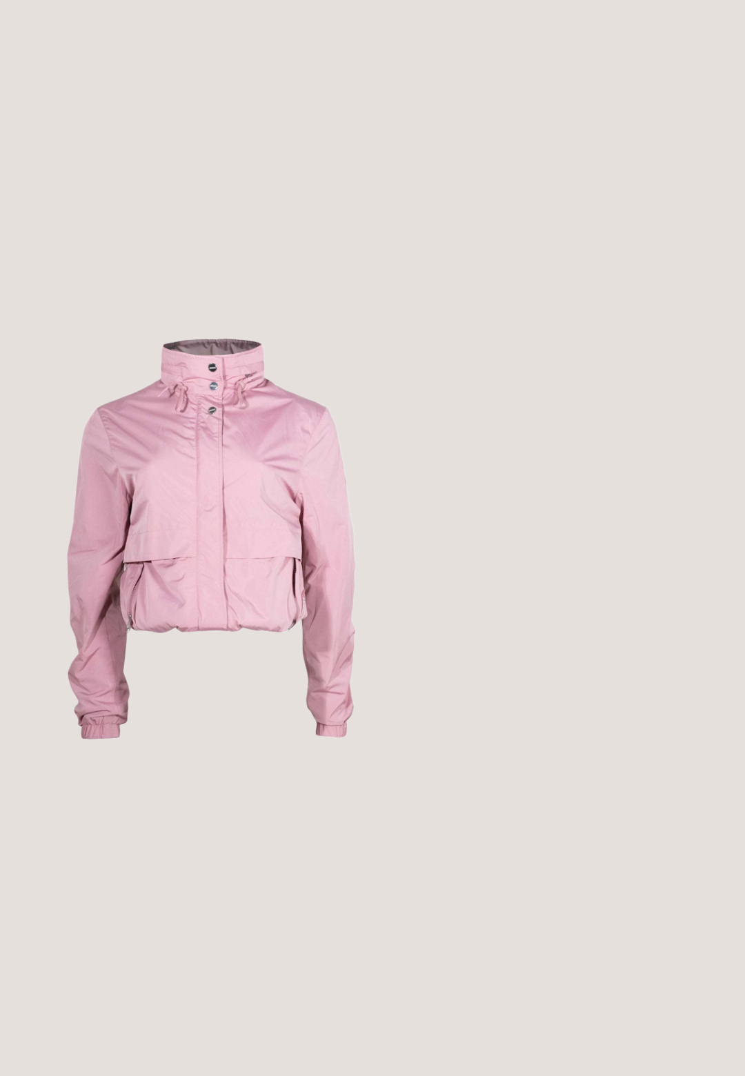 Chaqueta corta de color rosa claro con cuello alto, botones de presión, cordones, mangas largas y puños elásticos, diseñada para uso casual.; Top corto de canalé rosa con un cuello alto y sin mangas, con forma ajustada y textura suave. Etiqueta de la marca visible en el interior del cuello.; Pantalones cortos a rayas rosas y blancas con cintura elástica y un pequeño parche con el logo de Nike en la parte trasera. Hechos de tela ligera.; Zapatilla de perfil bajo con acentos en blanco, rosa claro y menta, punta y talón de ante, cierre con cordones y detalle de marca en el lateral.; Bolso de hombro rosa de malla con forma curvada, con una correa suave y un cierre con cremallera. El material texturizado mejora la transpirabilidad.; Pulsera redonda de cuentas con cuentas alternadas en azul pastel y rosa, y un pequeño cierre dorado con bucles ajustables.