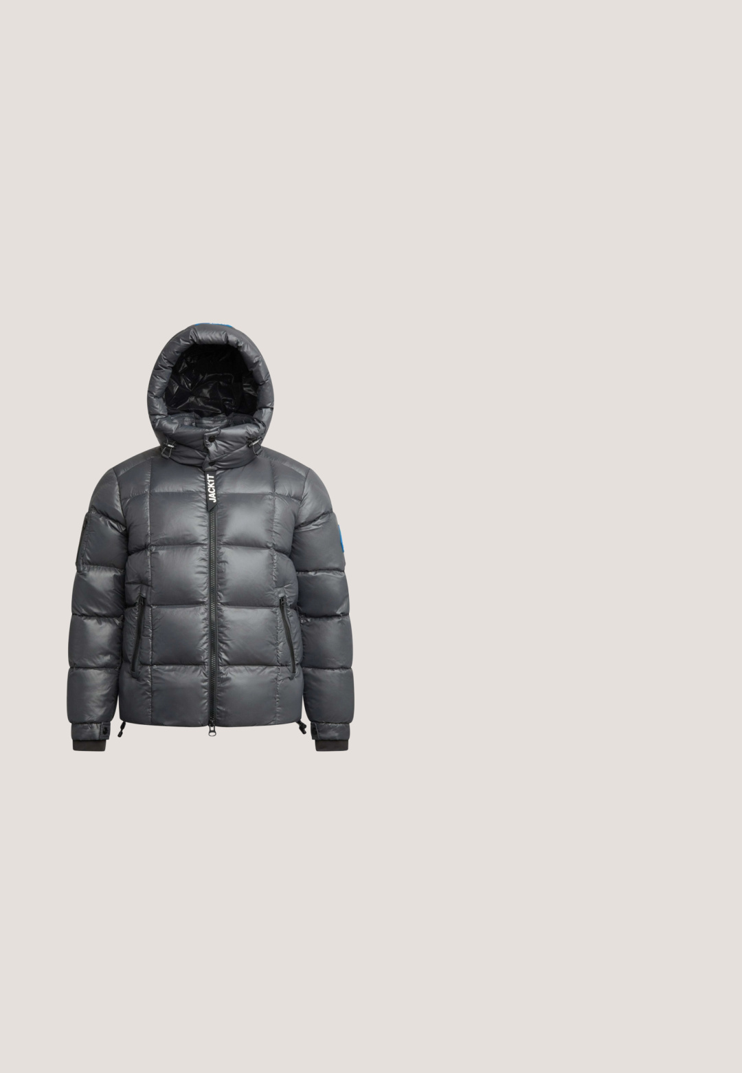 Grijze pufferjack met een afneembare capuchon, ritssluiting aan de voorkant, elastische manchetten en zijzakken. Gemaakt van glanzend, doorgestikt materiaal.; R.D.D. ROYAL DENIM DIVISION Knitted RDD Wool - Trui - salute; Witte katoenen polo met korte mouwen, ribbelkraag, subtiele branding op de borst en een rode accent aan de binnenkant van de kraag.; Zwarte denim jeans met een wijde pijp. Beschikt over vijf zakken, lichte vervaging en stevige stiksels. Met knoop- en ritssluiting.; Bruine suède enkellaars met lichtbeige zool en minimale bruine veters, getoond in zijprofiel op een witte achtergrond.; Donkerbruin leren reistas met contrasterende stiksels, dubbele handvatten, afneembare schouderriem en ritsafsluiting aan de bovenkant. Glad oppervlak.