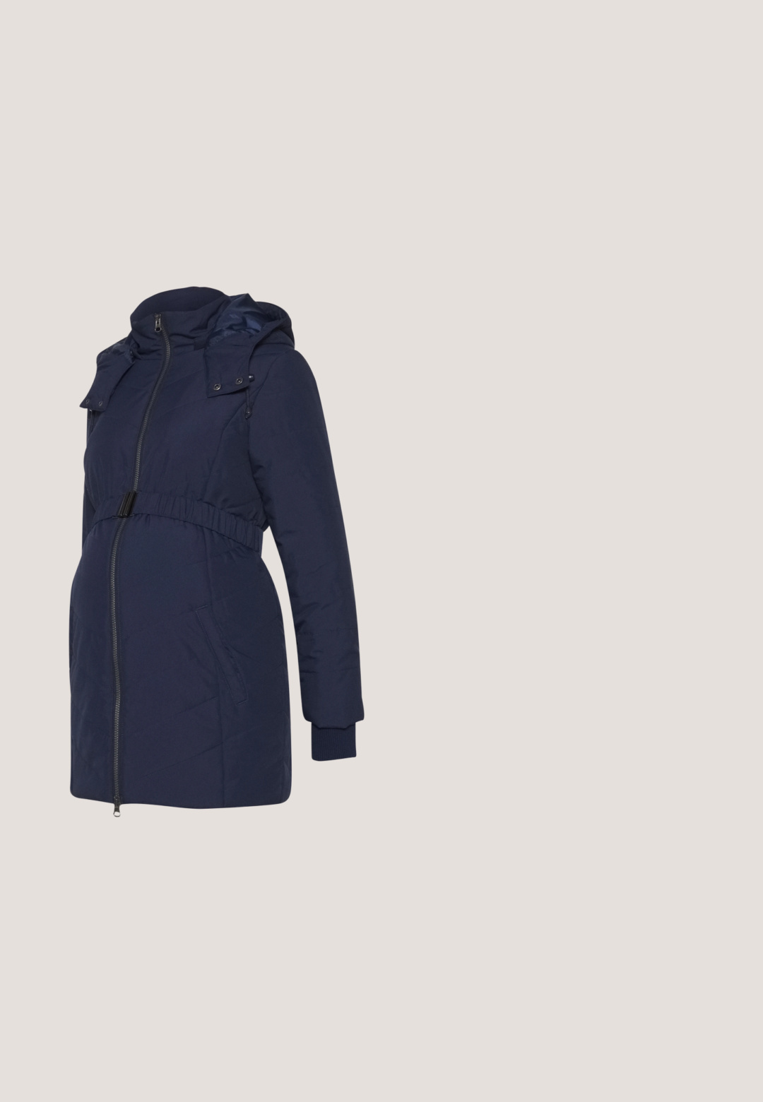 JoJo Maman Bébé PUFFER - Vinterfrakke - navy; Maternity langærmet top i lys pink, tekstureret stof med høj hals, tætsiddende form og let rynket talje for komfort.; ONLY MATERNITY OLMGISELEA  - Bukser - black; Sorte patenterede lædersko med flad hæl, med et frynsedetalje og glat overflade, designet med en rund tå og subtil søm.; Sort totebag lavet af tekstureret syntetisk materiale. Har to lange håndtag, en metallisk lynlåsgreb og et diskret logo på forsiden.; Hjerteformede øreringe lavet af sølvfarvet metal, med en række klare rektangulære rhinsten langs kanterne.