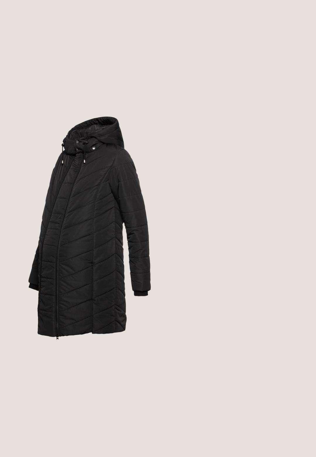 JoJo Maman Bébé LONGER PUFFER - Manteau court - black; Robe pull noire avec capuche, manches longues et design cropped. Fabriquée en tissu doux avec une texture lisse et des poignets côtelés.; Chaussures de sport noires avec un dessus texturé, logo V blanc, bout rond, design à lacets, et une semelle blanche avec des accents noirs.; QUAY AUSTRALIA LEVEL UP - Lunettes de soleil - matte black; Sac fourre-tout noir en duvet avec deux poignées, arborant une étiquette blanche avec "MADS NØRGAARD COPENHAGEN". Texture douce et matelassée, forme arrondie.; Bandeau en tissu noir à pois blancs noué en nœud avec deux extrémités libres sur fond blanc.