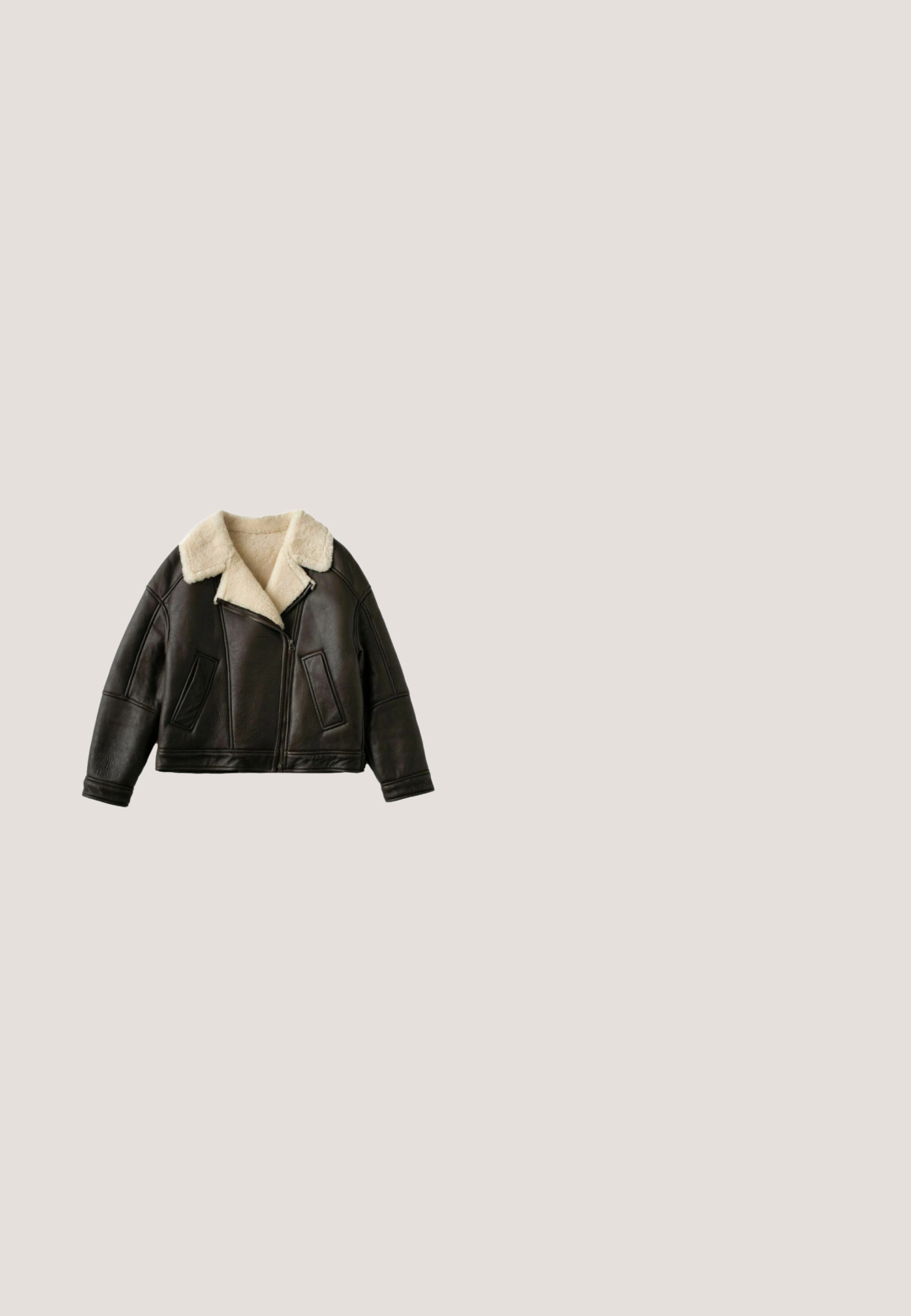 Bruine leren jas met een kraag van schapenvacht, voorzien van een ritssluiting, grote voorkanten zakken en een cropped design. Gladde textuur en gestructureerde vorm.; Donkerbruine gehaakte cardigan met lange mouwen, kraag en knoopsluiting aan de voorkant, met vierkante bloempatronen over het hele kledingstuk.; Korte mouwen gelaagde top met een witte basis en een donkerbruine mouwloze overlay, voorzien van contrasterende strepen bij de halslijn en zoom.; Lichtblauwe high-waisted jeans met wijde pijpen, voor- en achterzakken, riemlussen en verticale naaddetails aan de voorkant.; Tan suede enklaar met stevige platformzool en verstelbare gespstrap aan de zijkant, gezien in profiel tegen een witte achtergrond.; Donkerbruine suède crossbodytas met leren rand, gouden studs en verstelbare riem op een witte achtergrond.