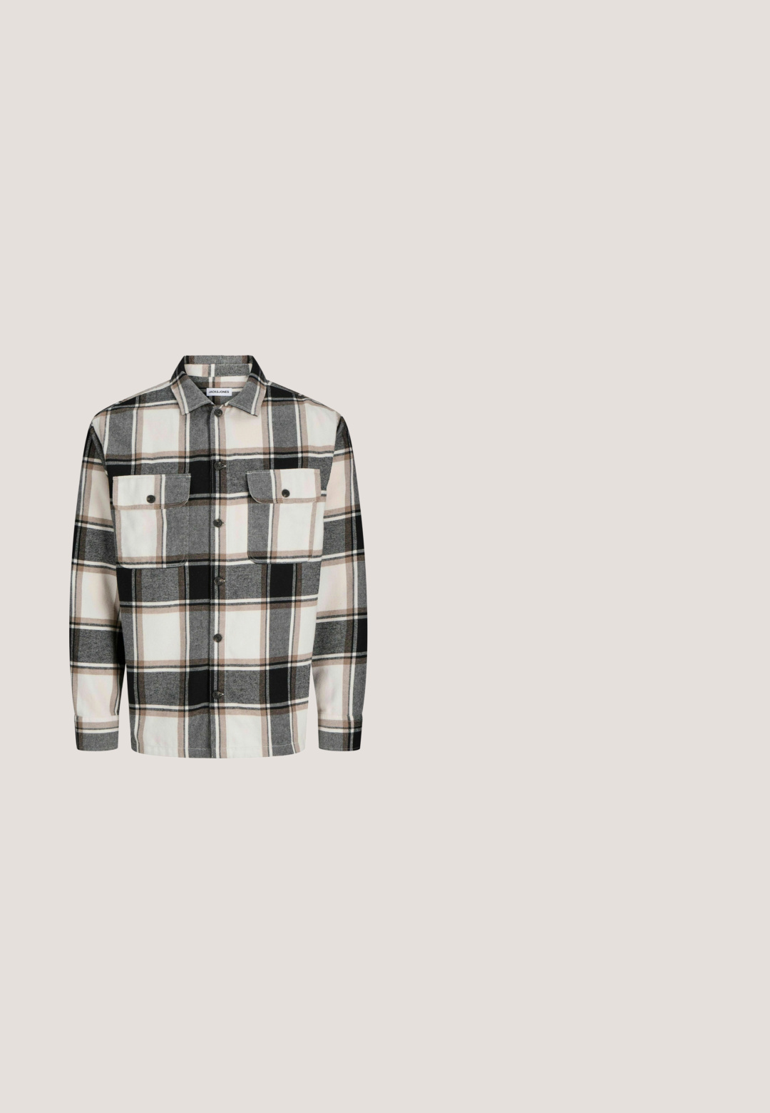 Kockovaná košeľa v sivej, čiernej a béžovej flanelovej látke. Obsahuje široký golier, predné zapínanie na gombíky a dva prsné vrecká s klopami.; Urban Classics SHORTSLEEVE - Základné tričko - black; Čierne riflové nohavice so širokým strihom, obsahujúce päť vreciek, zapínanie na gombík a svetlé vyblednutie. Textúrovaná látka a minimálne detaily šitia.; Čierne kožené Chelsea topánky s elastickými bočnými panelmi, okrúhlou špicou a nízkym stohovaným podpätkom. Dizajn má pútko na päte.; Čierne polovičné okuliare s tmavými obdĺžnikovými šošovkami a tenkým strieborným kovovým mostíkom, zobrazené na bielom pozadí.; Čierny kožený opasok so striebornou kovovou sponou s opotrebovaným povrchom a gravírovaným logom, hladká textúra a klasický dizajn.