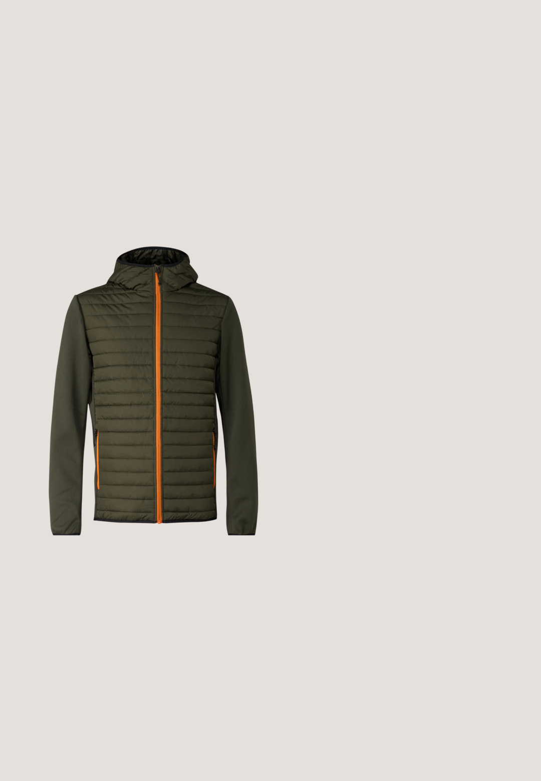 Chaqueta acolchada en verde oscuro con un zipper naranja. Presenta una capucha y mangas suaves. Costuras horizontales en el panel del pecho para darle textura.; Camisa de manga larga de cuello redondo en beige claro, de tela texturada. Cuenta con mangas raglán y una pequeña etiqueta de la marca en el dobladillo inferior.; Camiseta de manga corta verde oliva hecha de algodón suave. Presenta un pequeño logo con rayas rojas, blancas y azules en el pecho. Cuello redondo.; Jeans acampanados de color verde oliva, hechos de algodón con una textura suave; cuentan con cinco bolsillos, cierre de botón y detalles de costura sutiles.; Botas de cuero marrón hasta el tobillo con ojales dorados, suela de goma negra con una franja blanca y puntera redondeada. Textura suave y diseño minimalista.; Bolso cruzado de tela verde olivo con una forma rectangular elegante, correa ajustable, bolsillo frontal y parche de logo de cuero.