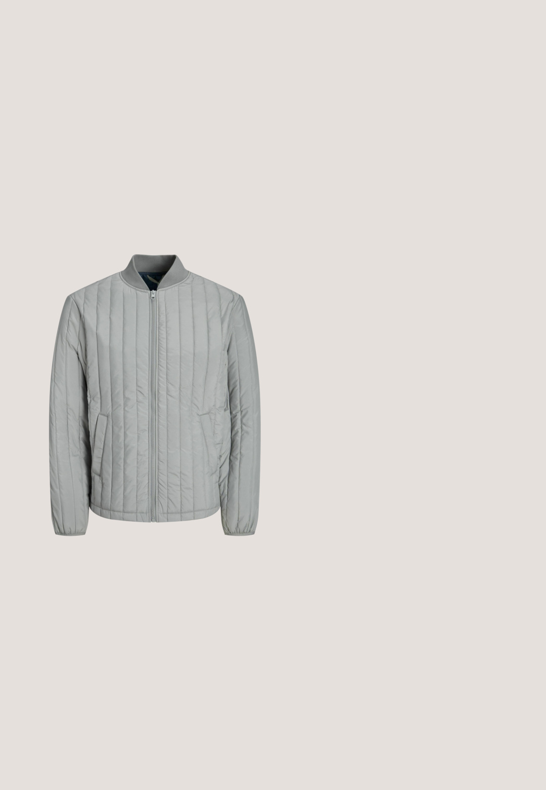 Lichtgrijze gewatteerde jacket met een geribde kraag, ritsluiting en zijzakken. Kenmerkt zich door verticale gestikte panels en elastische manchetten.; Zwarte crewneck trui met witte, gestructureerde tekst "DICKIES WORKWEAR 1922" over de borst, geribbelde manchetten en zoom.; Witte polo met korte mouwen van textuurstof, met brede zwarte horizontale strepen en een kraag met drie knopen met doorzichtige knopen.; Zwarte geruite broek met een elastische tailleband, twee voorzakken en een losse pasvorm met een rechte pijpdesign. Gemaakt van lichtgewicht materiaal.; Grijze New Balance 1000 sneaker met crèmekleurige zool, veters en branding, zwevend boven een betonnen rand met wazige trappen op de achtergrond.; Zwarte druppelvormige crossbodytas met verstelbare band en voorvak met rits met een klein merklogo.