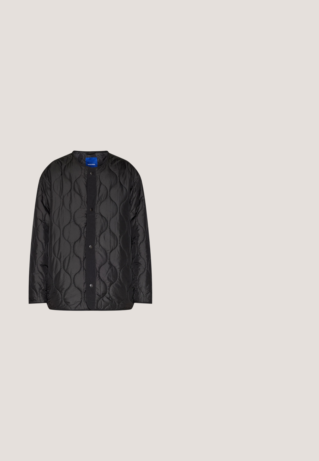 Schwarze gesteppte Jacke mit rundem Kragen, Druckknopf-Frontverschluss und strukturiertem Wellenmuster auf dem Stoff.; Weißer Rollkragenpullover mit langen Ärmeln, aus glattem Stoff gefertigt. Verfügt über eine taillierte Passform sowie gerippte Bündchen und Saum. Keine Muster oder Akzente.; Weißes T-Shirt mit kurzen Ärmeln aus Baumwolle, mit Rundhalsausschnitt und einem schlichten Design. Markentag im Nackenbereich sichtbar. Keine Muster oder Verzierungen.; Schwarze gerade geschnittene Jeans für Herren mit vorderem Knopf und Reißverschluss, fünf Taschen und Gürtelschlaufen auf einem schlichten weißen Hintergrund.; Weißes Leder-Sneaker mit einem strukturierten schwarzen Swoosh, flachen Schnürsenkeln und einer Gummisohle mit genoppetem Muster. "AIR" ist auf der Ferse eingeprägt.; Schwarze rechteckige Sonnenbrille mit dünnem Metallrahmen und dunklen Gläsern, die auf einer weißen Oberfläche liegt.