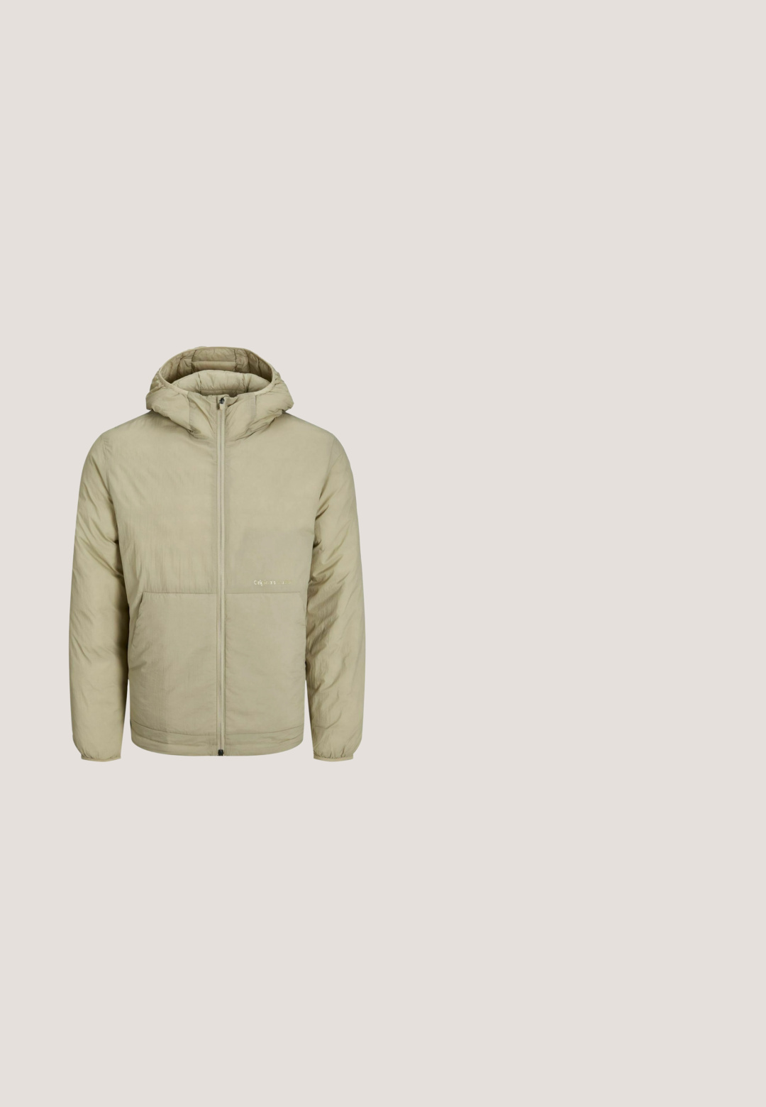 Beige hættejakke med lynlås foran, har et diskret logo på brystet samt en quiltet tekstur med elastiske cuffs og forneden.; Beige langærmet sweater med et tekstureret strikmønster, rund halsudskæring og afslappet pasform. Etiketten er synlig ved halsen.; Beige bomulds t-shirt med rund hals og korte ærmer. Har en subtil trykt detalje på venstre bryst i en kontrasterende farve.; Lyseblå denimjeans med lige pasform, fem lommer og en frontknaplukning med kontraststikninger.; Jack & Jones JFWTRAINER BOOT - Snørestøvletter - brown stone; Brun tekstureret læder crossbody taske med front lynlåslomme, sølv lynlåse, sort justerbar rem og metal GUESS-logo foran.