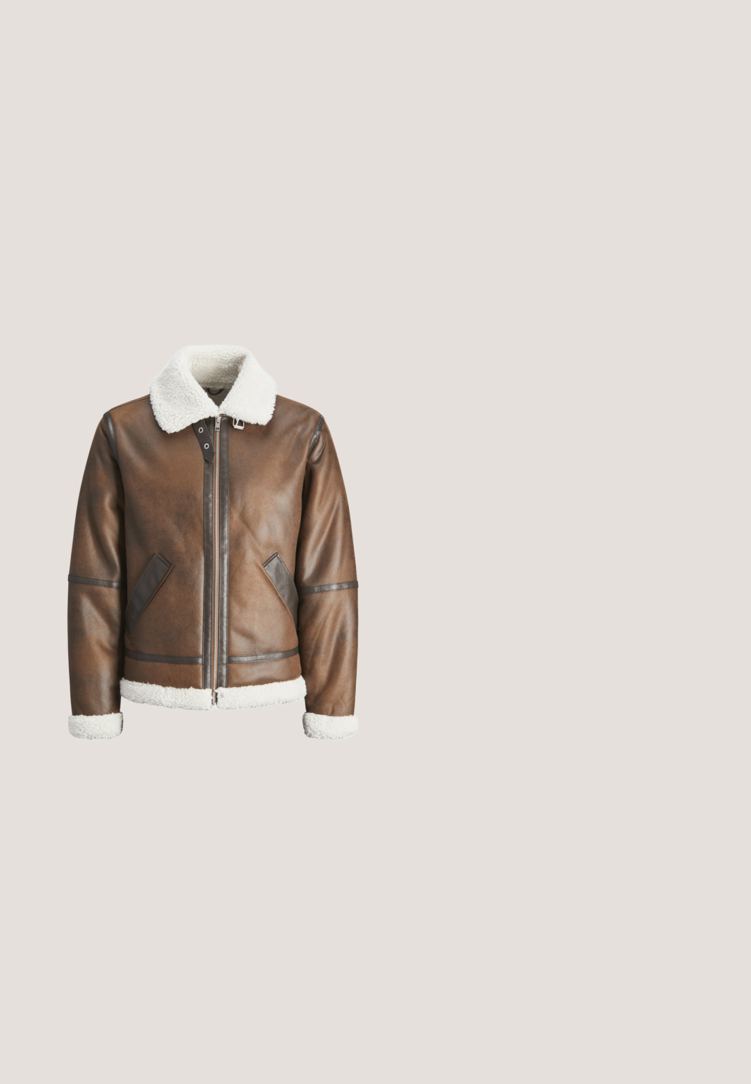 Veste bombardier en cuir marron avec un col et des poignets en shearling blanc, équipée d'une fermeture éclair et de poches latérales. Accentuée de garnitures en cuir.; Pull en mailles torsadées couleur crème, avec un col rond, des manches longues et des poignets et un ourlet côtelés. Le motif texturé ajoute un intérêt visuel.; Chemise en velours côtelé marron avec un col boutonné, poche avant, boutons blancs et manches longues avec des poignets boutonnés. Détail de tissu texturé.; Jean en denim bleu clair délavé, à coupe slim, avec cinq poches, une fermeture éclair et un bouton en métal à la taille.; Bottine en suède marron à bout arrondi, doublure intérieure douce, détails cousus et semelle en caoutchouc. Étiquette de la marque visible sur le côté.; Sac bandoulière en cuir marron texturé avec poche avant zippée, fermetures éclair argentées et une sangle noire réglable, marqué du logo Guess.
