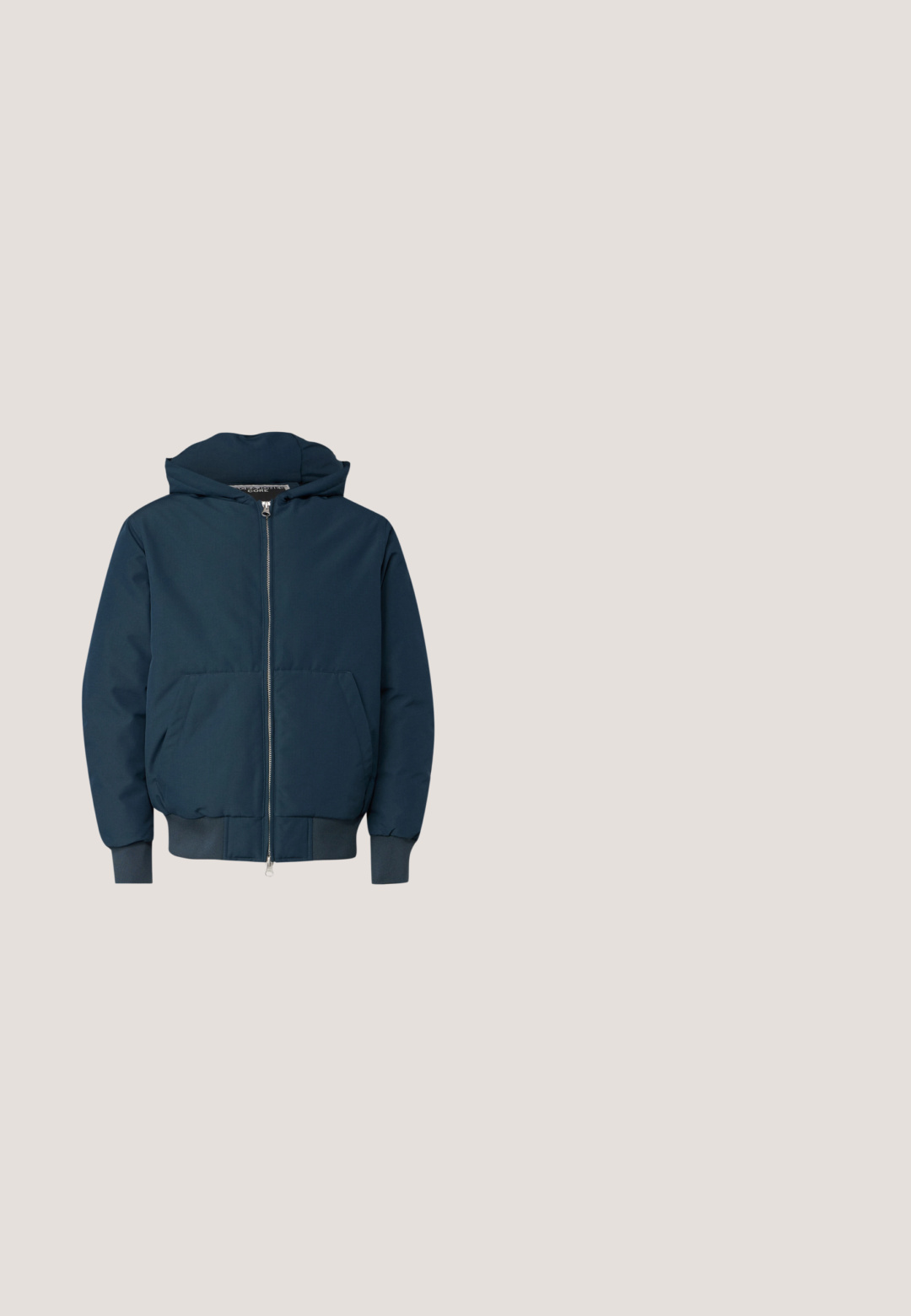 Veste matelassée bleu marine avec capuche, fermeture éclair à l'avant, deux grandes poches et poignets élastiques ; fabriquée à partir d'un tissu lisse et résistant.; Sweatshirt vert clair en tissu doux, avec un col ras du cou, des manches longues, des poignets côtelés et "Club1990" imprimé sur la poitrine.; T-shirt à manches courtes en maille texturée vert olive avec col rond et ourlet droit, à plat sur fond blanc.; Pantalon de jogging gris en tissu doux, avec une taille élastique dotée d'un cordon de serrage et une coupe droite.; Baskets basses blanches avec semelle beige, col marron, empiècement gris au talon, logo Jack and Jones doré, vue du côté gauche sur fond uni.; Sac à dos triangulaire olive vert avec fermeture éclair noire, sangle réglable, poche latérale et logo "ONLY SONS" à l'avant.