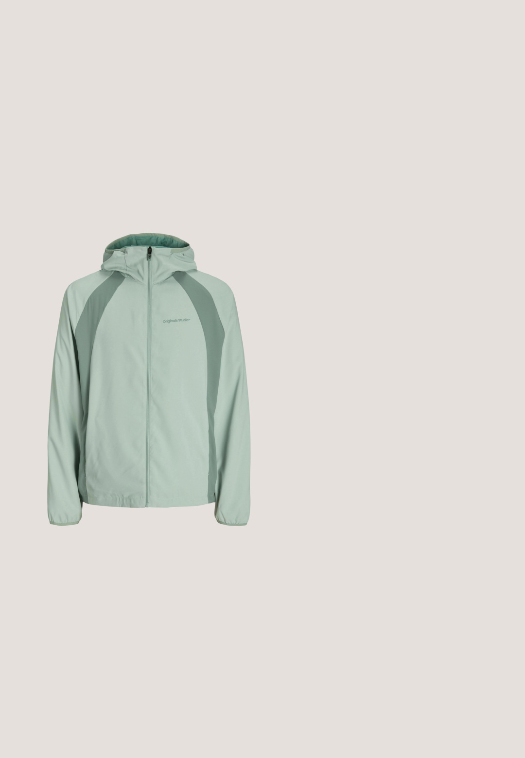 Lichtgroene jas met een capuchon, met een rits aan de voorkant, raglanmouwen en contrasterende donkerdere groene panelen aan de zijkanten. Lichtgewicht stof.; Marineblauwe sweatshirt van een katoenmix. Heeft een ronde hals, ribgebreide manchetten en een centraal logo met een schild en het jaar "1924."; Lichtblauw en wit gestreept stof met verticale strepen en drie witte knopen met vier gaten, in een verticale lijn genaaid.; Lichtblauwe denim cargo pants met een ontspannen pasvorm, voorzien van zijbevestigingslussen en voorzakken, met een vervaagde textuur.; Witte suède lage sneaker met veterluiting en dikke rubberen zool, zijaanzicht op een witte achtergrond.; Zilveren armband met schakels die in elkaar grijpen, met een gouden accent in het midden en een klein metalen label eraan bevestigd.