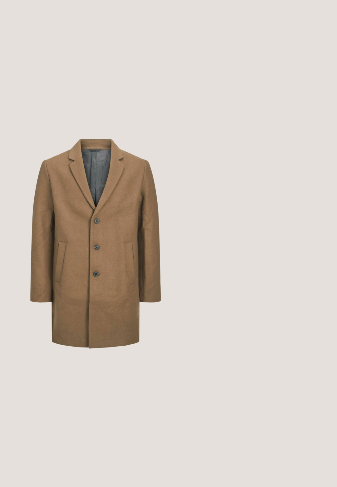 Manteau en mélange de laine brun avec un col cranté, trois boutons noirs et deux poches latérales. Doublure intérieure lisse dans un gris contrasté.; Pull en tricot couleur crème présentant un motif de côtes texturé, un col rond, et des poignets et un ourlet à côtes. Tissu doux et épais.; Chemise à carreaux marron et blanc à manches longues, front boutonné, col pointu et ourlet arrondi. Fabriqué en tissu au toucher texturé.; Pantalon en cordouan beige avec une coupe droite, doté d'une fermeture à bouton et de fines côtes verticales pour la texture.; Bottes chelsea en cuir marron avec un bout arrondi, un design à lacets, une surface texturée et une semelle en caoutchouc noire. Comprend un petit talon et une languette.; Sac bandoulière rectangulaire marron avec bandoulière en tissu réglable, poche zippée à l'avant et patch de marque en cuir sur une surface lisse.