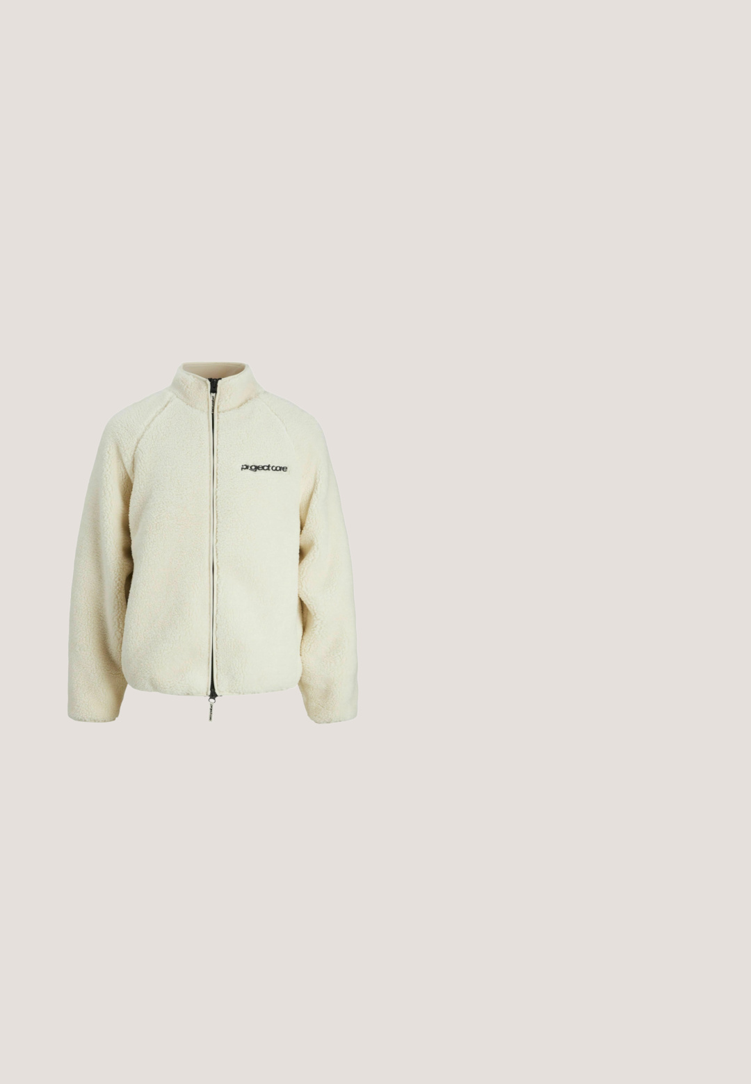 Cremfarbene Fleecejacke mit hohem Kragen, Reißverschluss und Logoakzent. Weiche Textur und lässige Passform.; Off-White V-Ausschnitt Strickpullover mit gerippten Bündchen und Saum, ausgestattet mit einem kleinen gestickten Logo am Bündchen des linken Ärmels.; Beige Baumwoll-T-Shirt mit kurzen Ärmeln, Rundhalsausschnitt und weißem, geschwungenem Logo auf der Vorderseite. Weicher Stoff, lockere Passform, minimalistisches Design.; Beige Baumwollhose mit geradem Schnitt, ausgestattet mit einem vorderen Knopfverschluss, seitlichen Taschen und einer Cargo-Tasche am rechten Bein.; Lederarbeitsstiefel in Tan mit schwarzem gepolstertem Kragen, goldenen Ösen und braunen Gummisohlen. Mit kontrastierenden Nähten und einem Logo an der Seite.; Braune Guess Umhängetasche mit wiederholtem Logomuster, vordere Reißverschlusstasche, verstellbarem Riemen und dreieckigem Markenemblem.