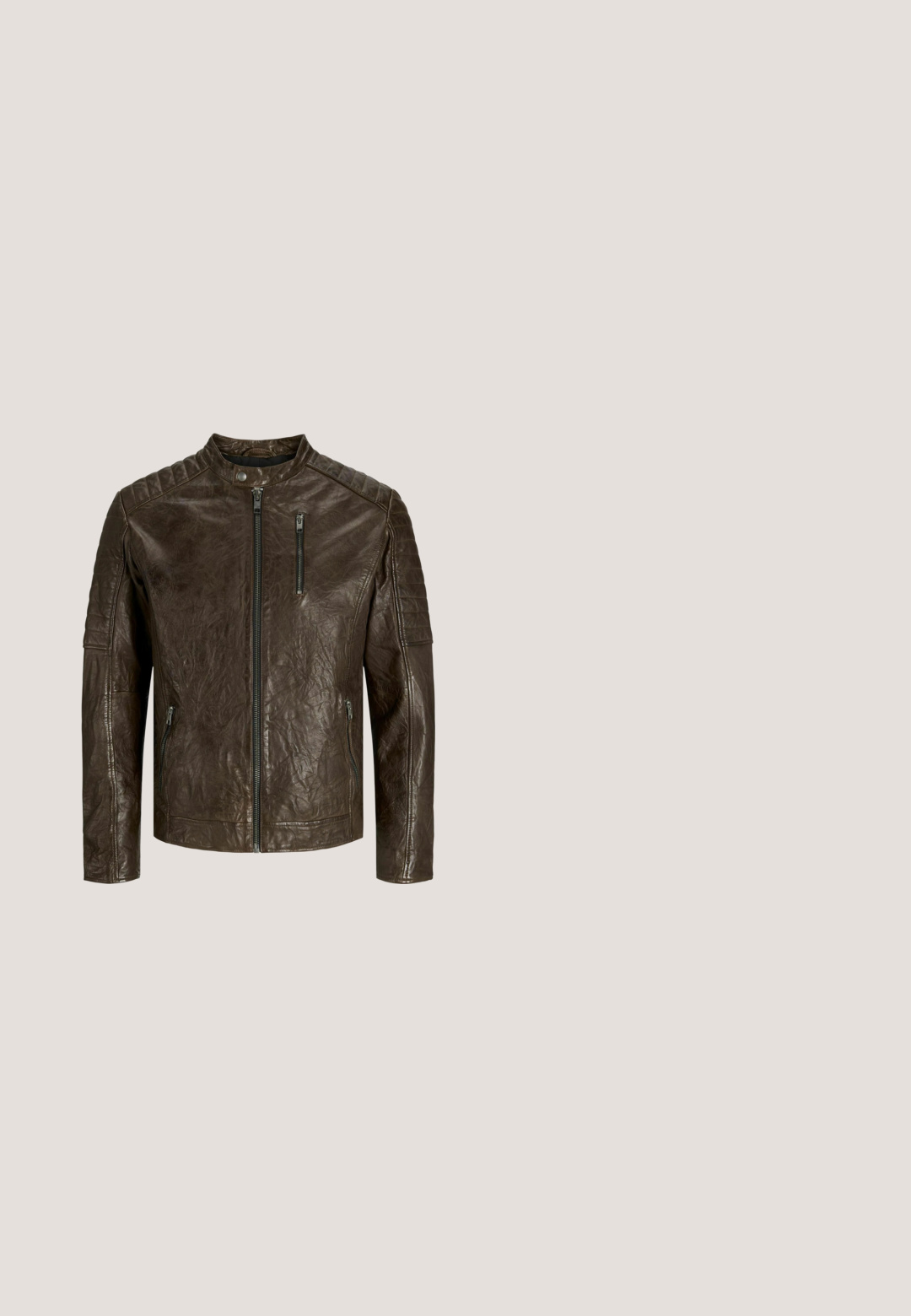 Veste en cuir marron avec col montant, finition texturée, fermeture éclair sur le devant et poches, avec détails matelassés aux épaules.; Chemise en denim bleu clair à manches longues, col boutonné et boutons blancs. Dispose d'un petit logo brodé sur la poitrine.; Jeans en denim bleu foncé avec une coupe droite, un design à cinq poches, des rivets en cuivre, des coutures jaunes et un tissu texturé distinct.; AllSaints LANG - Bottines - brown; Tissu vert foncé plié avec des motifs paisley blancs complexes et ornementaux, symétriques et régulièrement espacés sur toute la surface.; Ceinture en cuir marron avec une finition texturée, dotée d'une boucle en laiton à trois griffes et de deux rivets en métal pour l'ajustement.