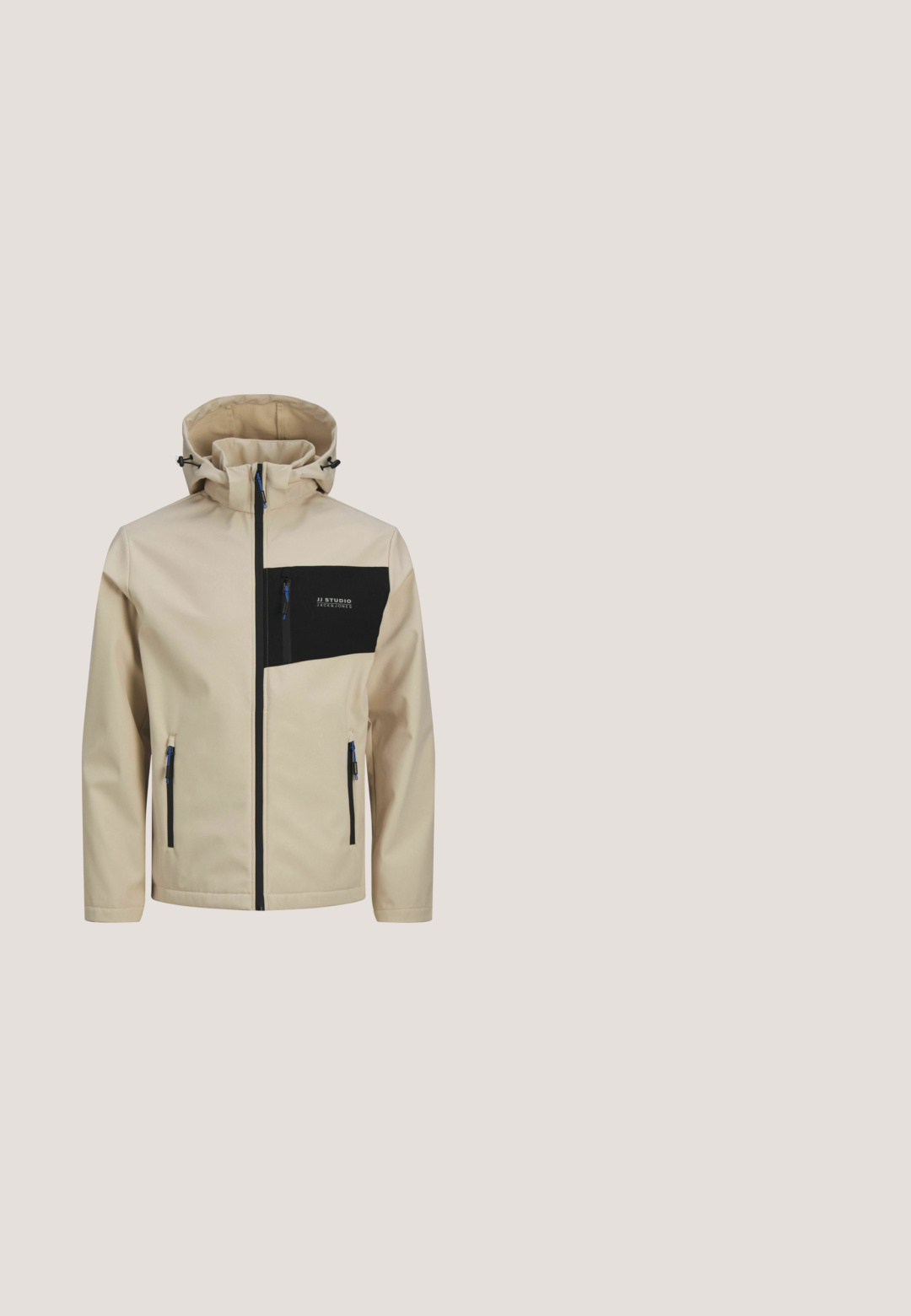 Beige jakke med en sort brystlomme, med lynlås lukning, justerbar hætte og blå accenter på lynlåse og snore.; Hooded sweatshirt i taupe bomuld med en frontlomme. Har et skjold-emblem og ordet "Pegador" i sort broderi. Ribbenede manchetter.; Han Kjøbenhavn LOGO HALF ZIP SHARP LONG SLEEVE - Langærmet T-shirt - grey; Vandtætte bukser i mørkegrå farve, lavet af slidstærkt stof. Funktioner inkluderer et bælte, sidelommer og lynlåsede ankler.; Brun læder vandrestøvle med sorte og orange accenter, sorte snørebånd, Vibram-sål, Gore-Tex mærkat og Aigle 1853 branding på hælen.; Tan taktisk rygsæk med flere lommer, webbing remme, polstret mesh ryg, lynlåse og forstærkede sømme for holdbarhed.